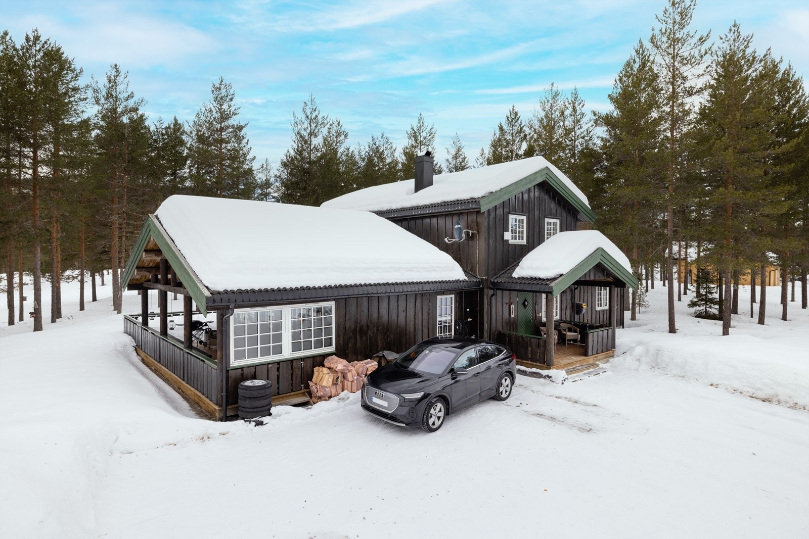 Det er god plass til parkering på tomten og det er i tillegg støpt plate på grunn for garasjebygning. Galleribilde