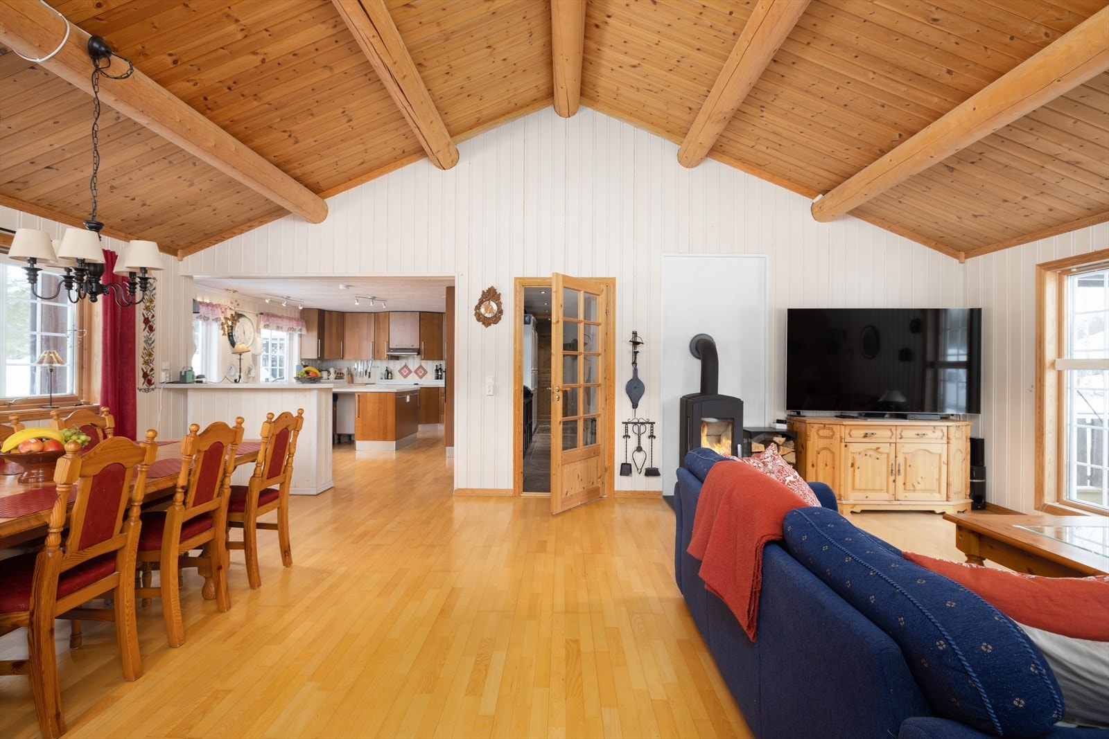 Dels åpen løsning fra stuen og inn til kjøkkenet. Galleribilde