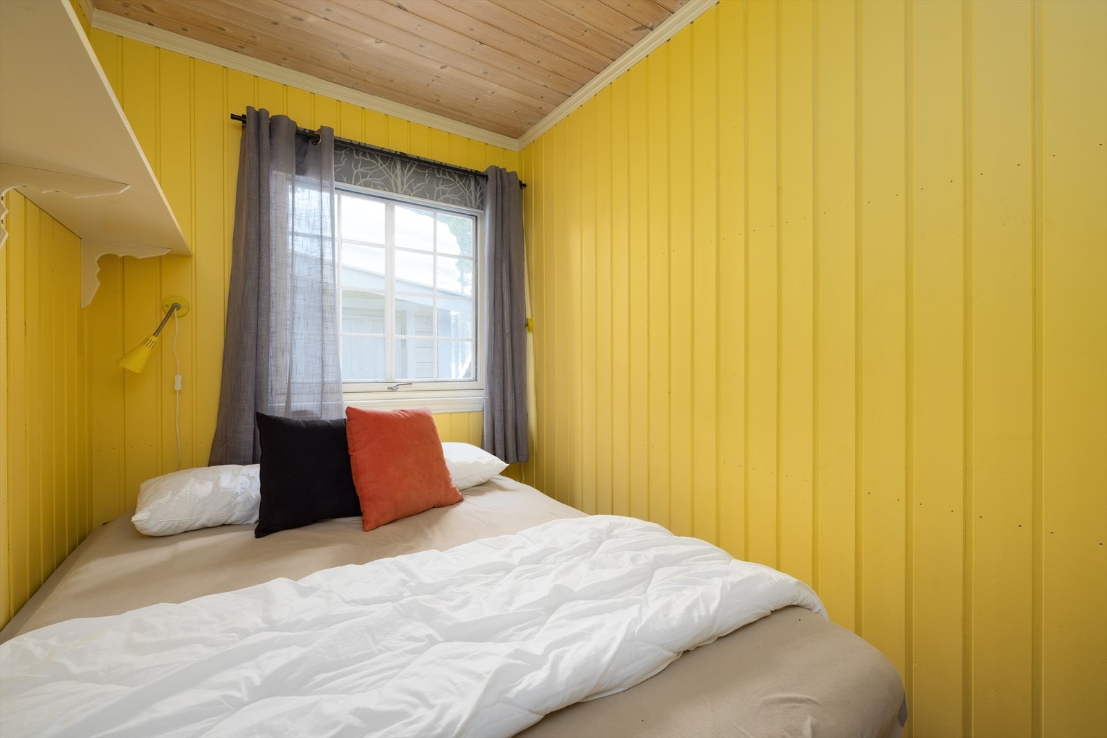 Et av soverommene i 1.etasje. Galleribilde