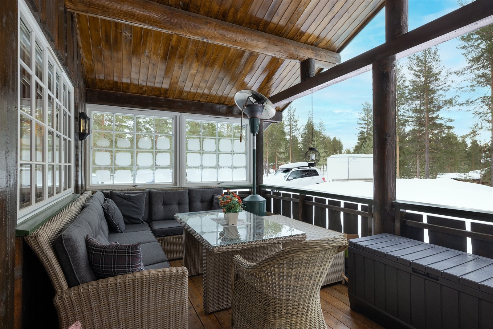 Stor, dels overbygget terrasse i 1.etasje. Galleribilde