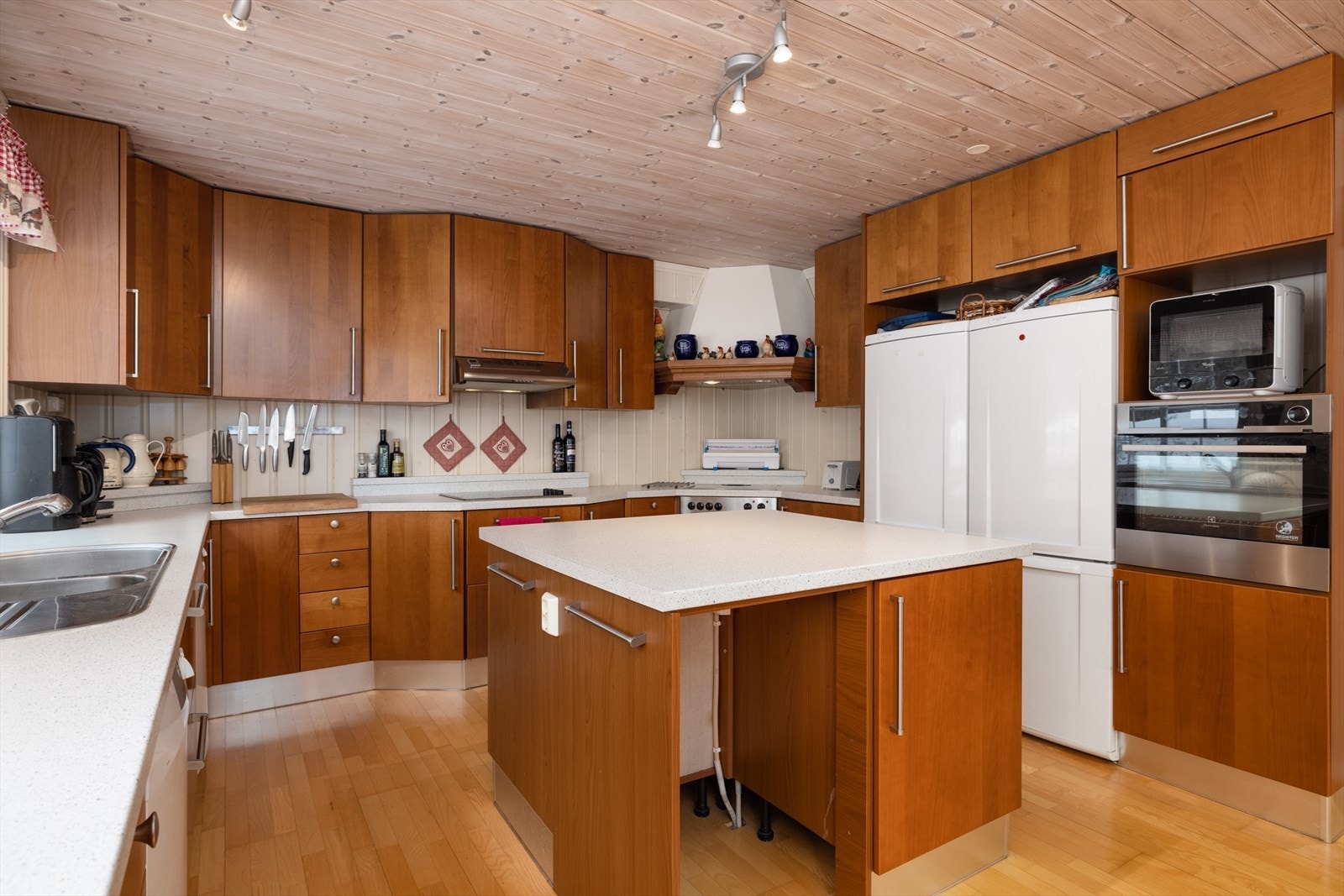 Integrerte hvitevarer som komfyr, platetopp, stekeovn og to oppvaskmaskiner. Galleribilde