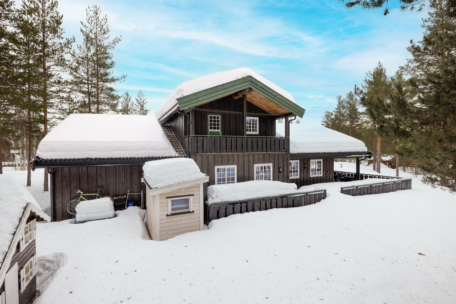Romslig uteplass med stor, dels overbygget terrasse. Galleribilde