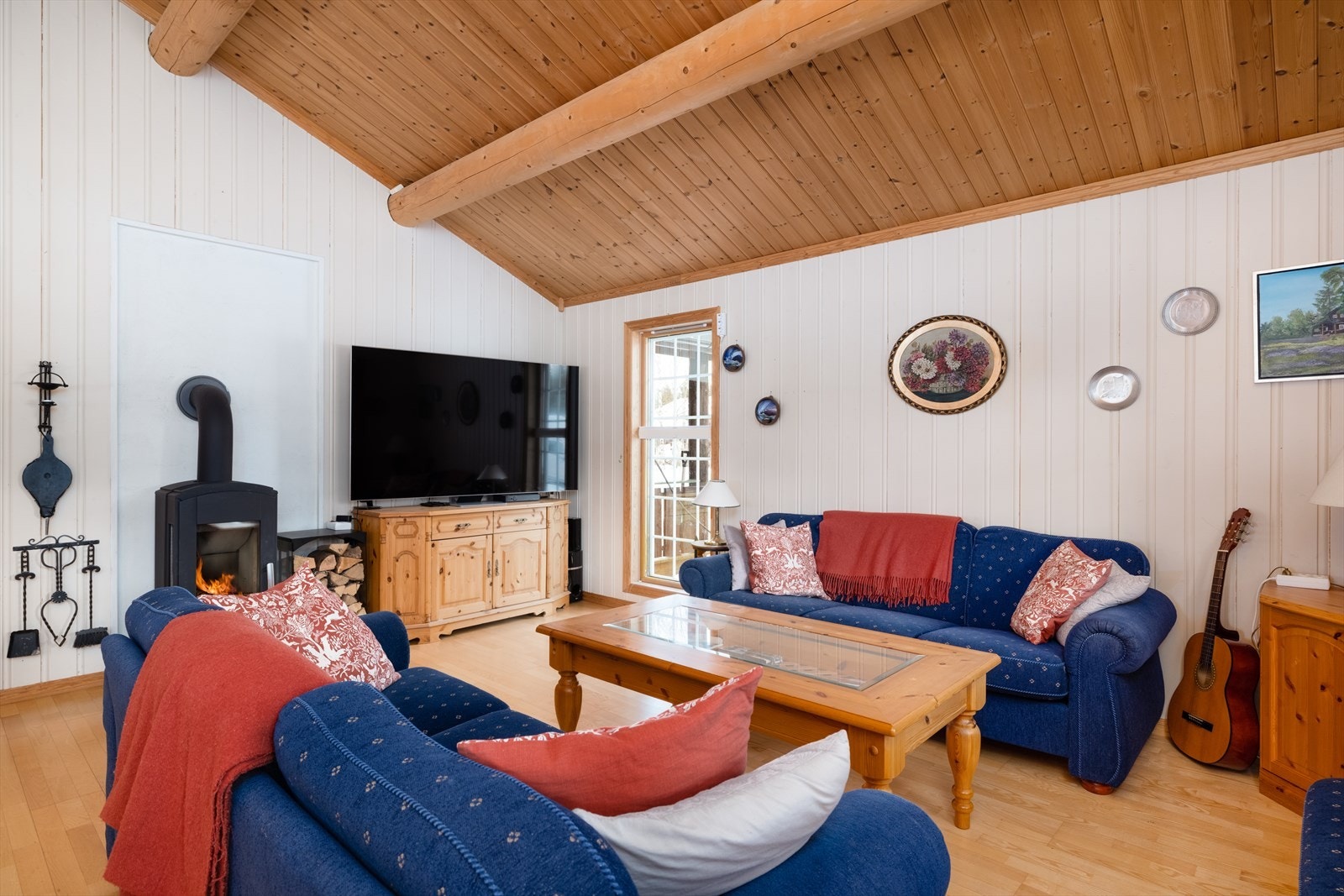 Romslig stue med skråhimlinger og god plass til sofakrok. Galleribilde