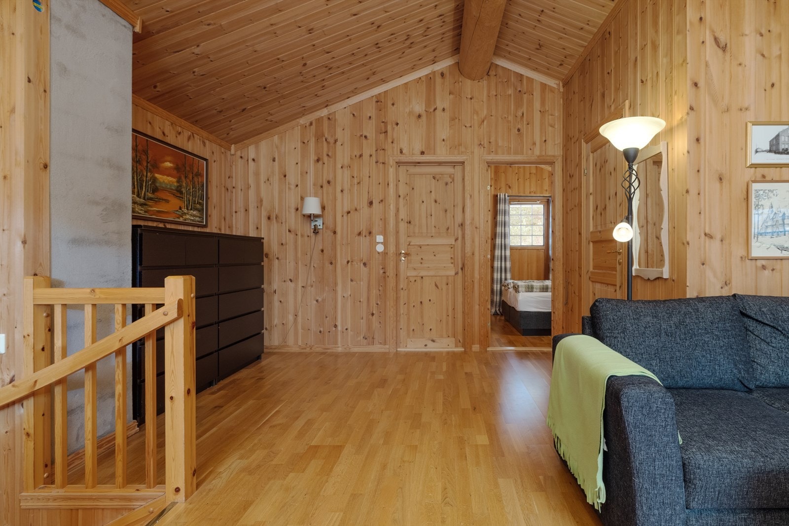 Fra stuen i 2.etasje er det adkomst til to soverom og bad. Galleribilde