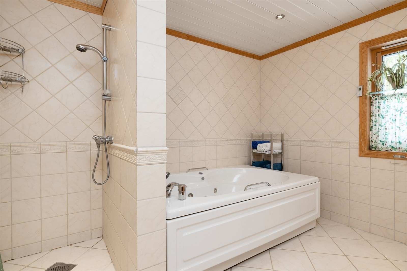 Bad i 1.etasje innredet med badekar, dusjhjørne, toalett
og nedfelt servant. Galleribilde