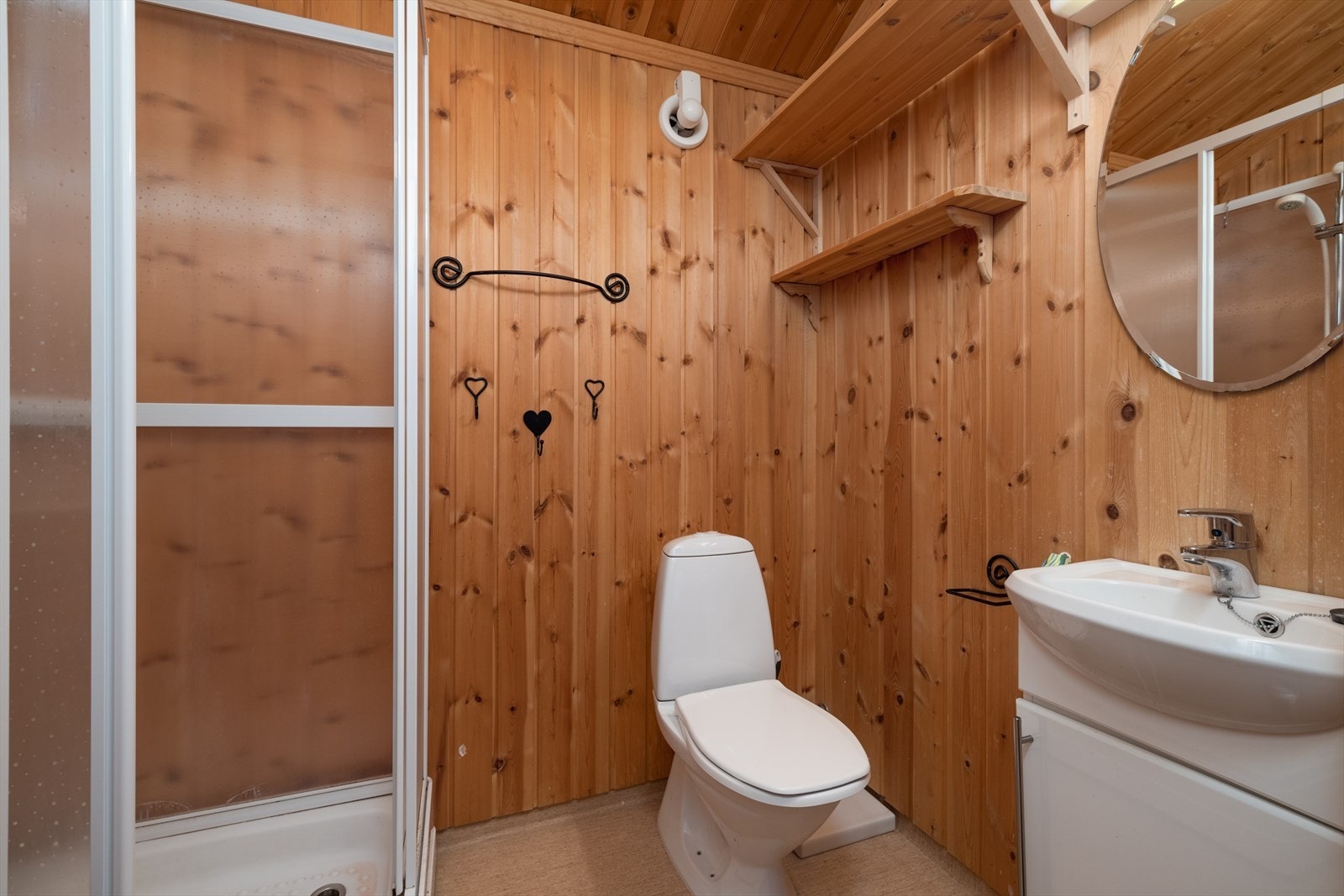 Bad i 2.etasje innredet med toalett, dusjkabinett og servant på innredning. Galleribilde