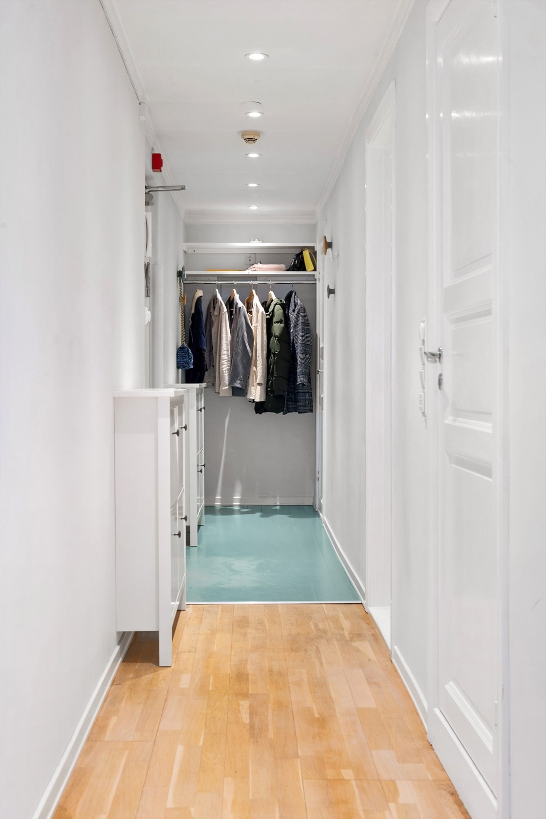 Velkommen inn til et lyst og hyggelig inngangsparti med god plass lagring og oppbevaring av sko og yttertøy Galleribilde