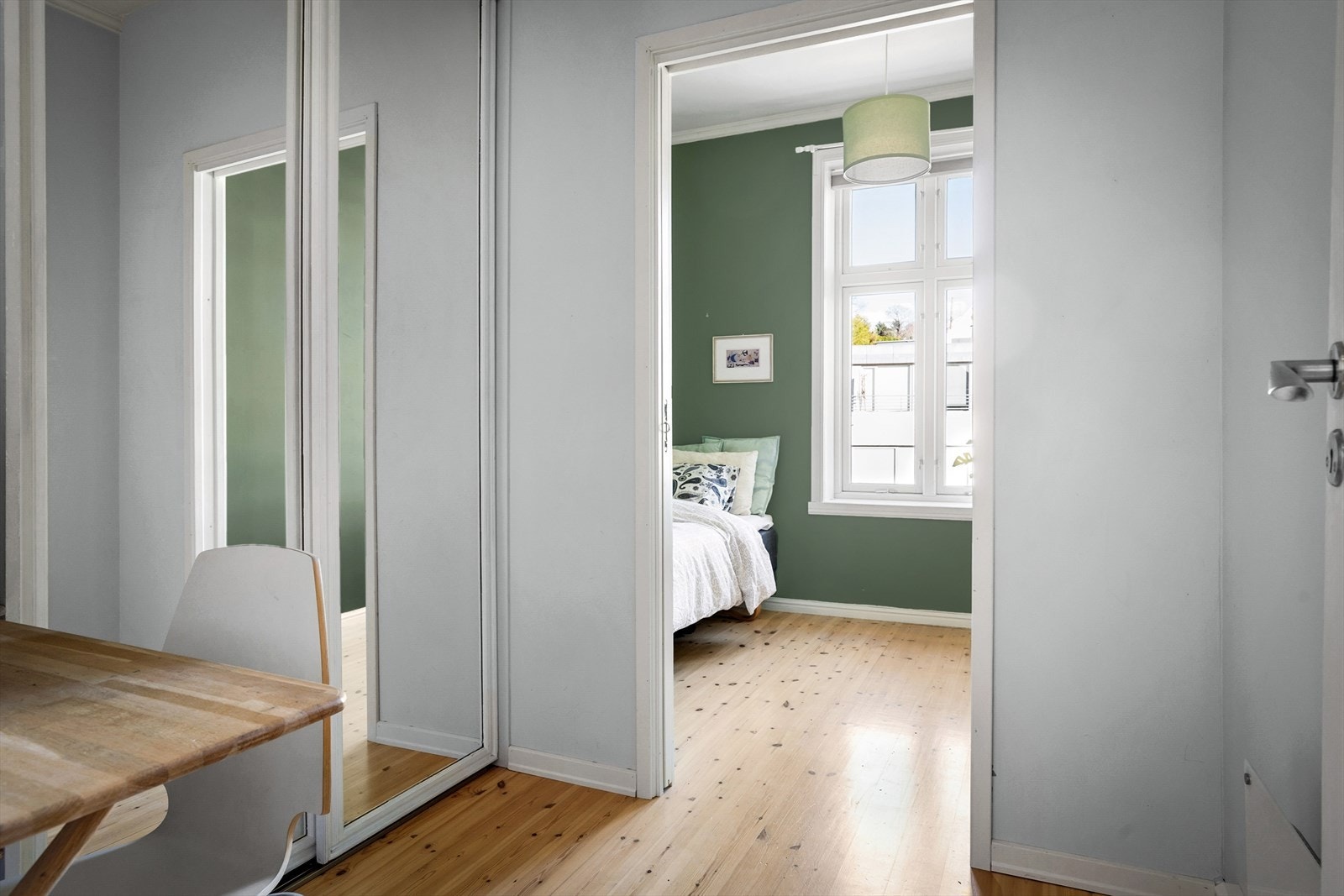Soverom 2 er delt opp slik at man får et "mellomrom" som kan brukes som kontor og/eller garderobe Galleribilde