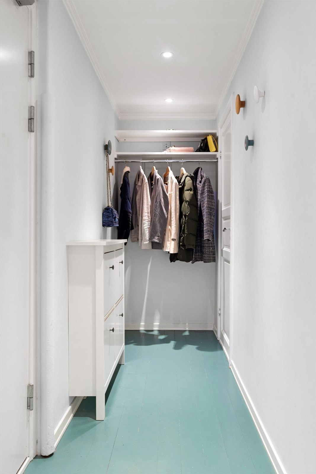 I Nedre Skøyen vei 18 er det tilsammen 19 parkeringsplasser (leie kr. 150,-) som disponeres i sin helhet av eiere av seksjonsnummer 1-38, og fordeles etter ansiennitet blant beboerne. Galleribilde