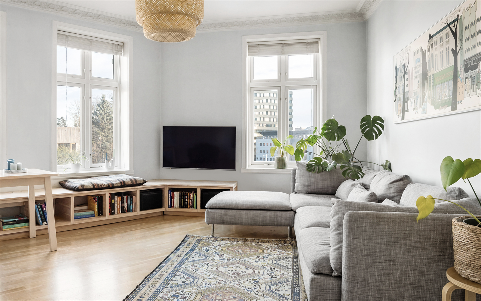 Stuen er av fin størrelse med plass til sofa, bord og stoler. Det er naturlig plass og avstand til tv-seksjonen Galleribilde
