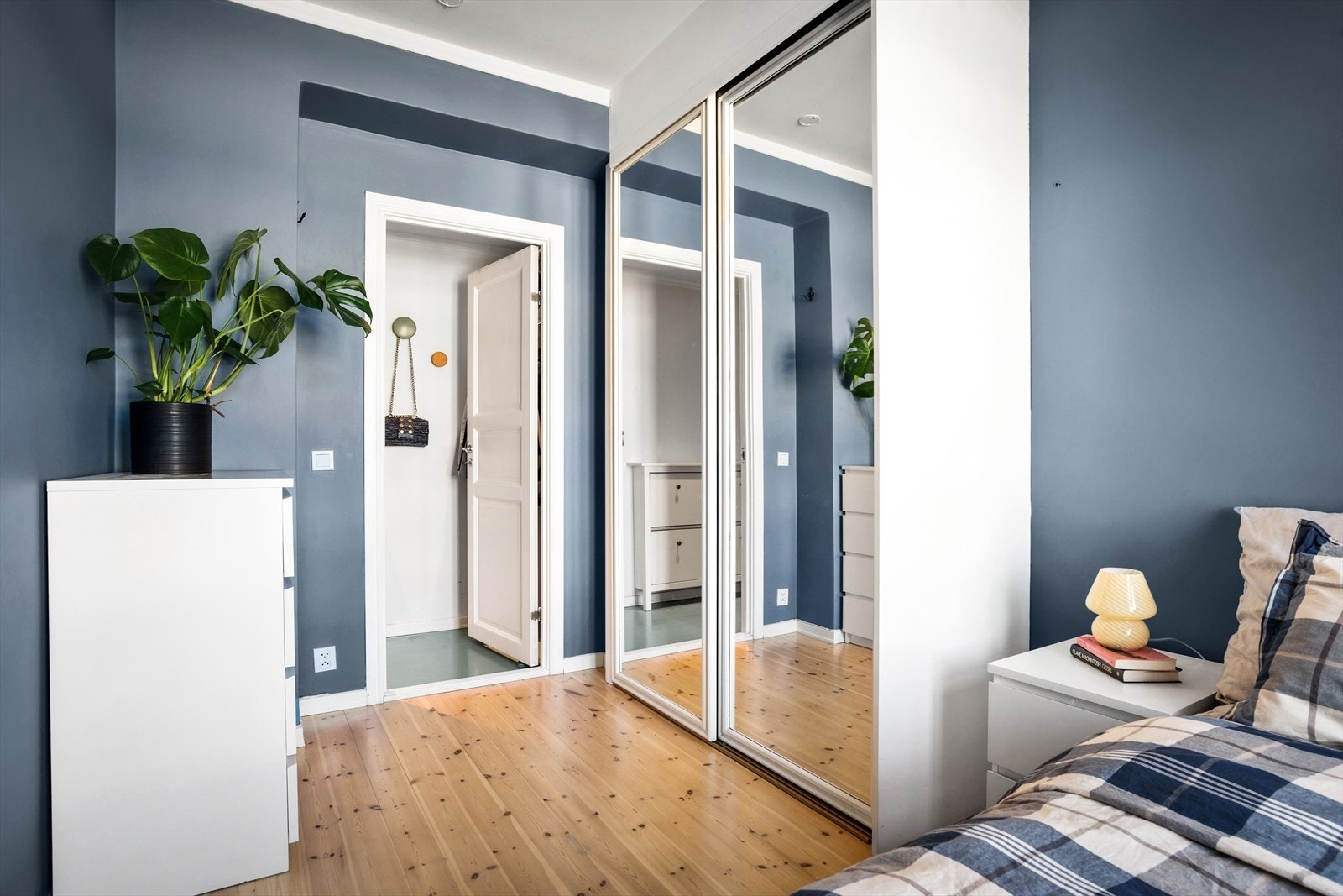 Stor skyvedørsgarderobe og plass til ytterligere møbler for oppbevaring Galleribilde