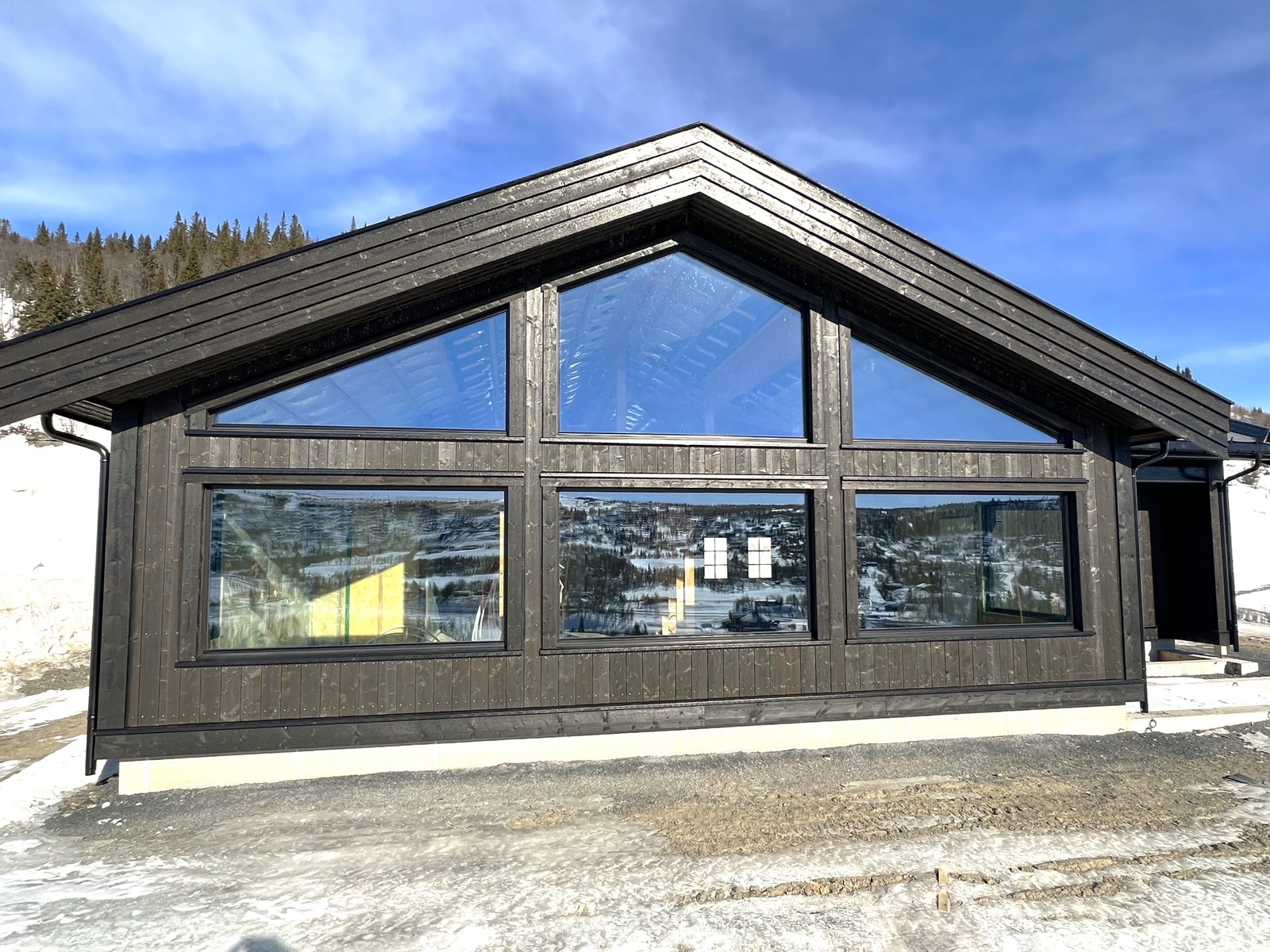 Store vindusflater med soldemping i alle vinduer i framkant og bioclean på alle skråvinduene i toppen. Galleribilde