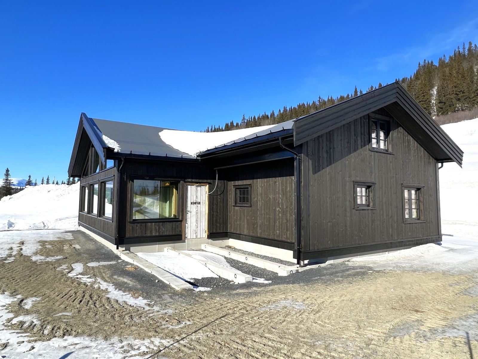 Lun og god uteplass. Galleribilde