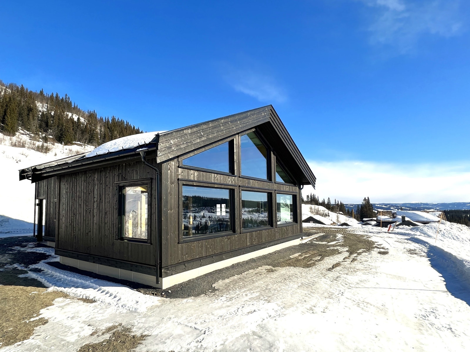 Hytta har en høy og fri beliggenhet. Galleribilde