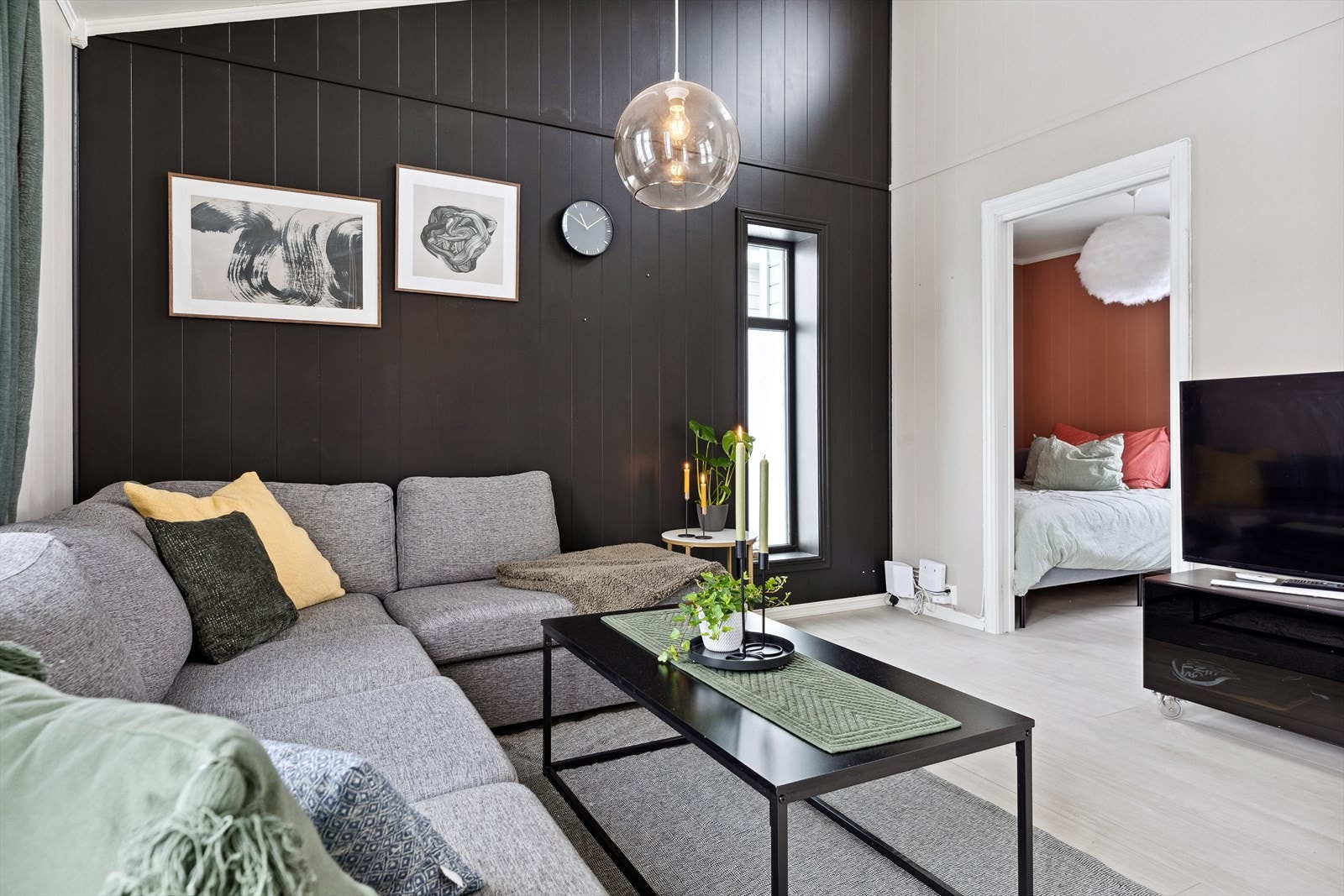 Stuen har pulttak som gir herlig takhøyde, og det er vindu langs høyeste takpunkt, noe som skaper en luftig atmosfære. Galleribilde