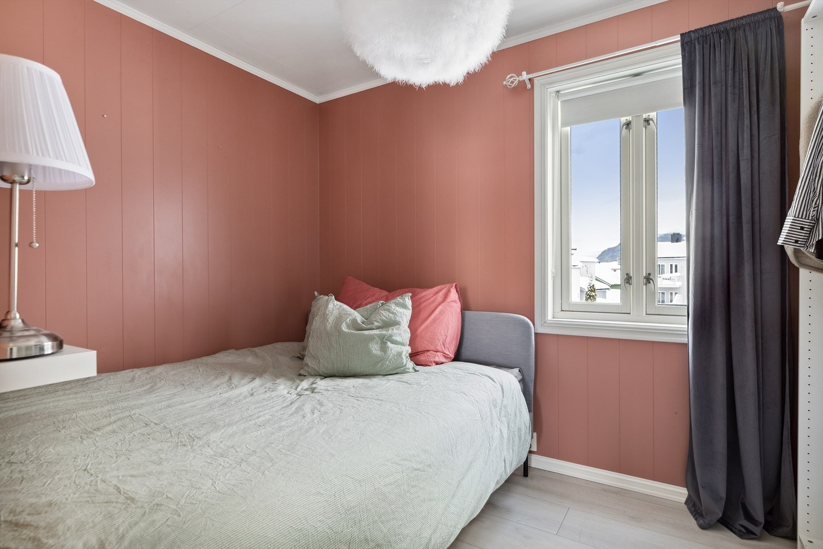 Soverommet vender mot nordøst, noe som gjør at det oppleves svalt. Veggene er malt i en frisk korallfarge. Galleribilde