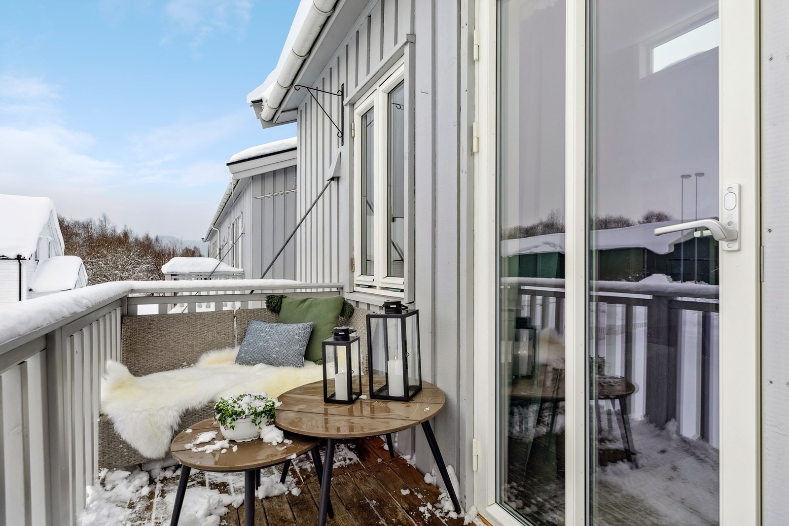 Fra stuen er det utgang til en sørvestvendt balkong med rekkverk i tre og dekke av terrassebord. Galleribilde