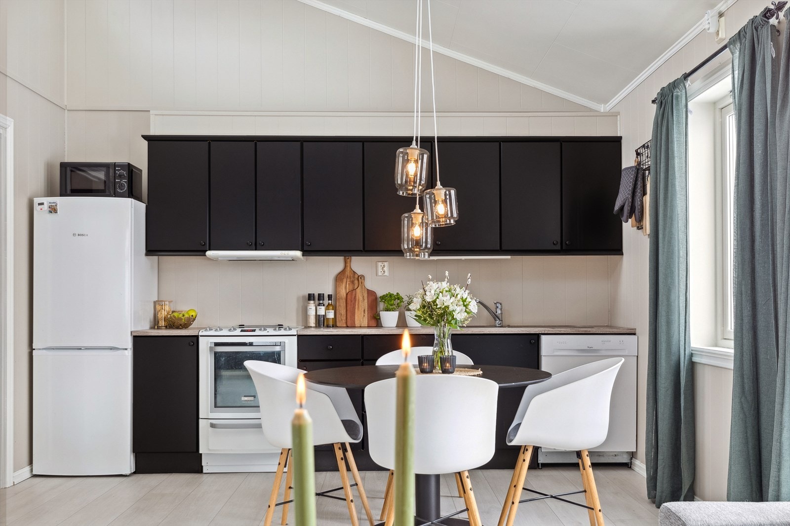 Velkommen til Ljåmovegen 2 D - en innbydende og gjennomgående 2-roms andelsleilighet i andre etasje med moderne preg. Galleribilde