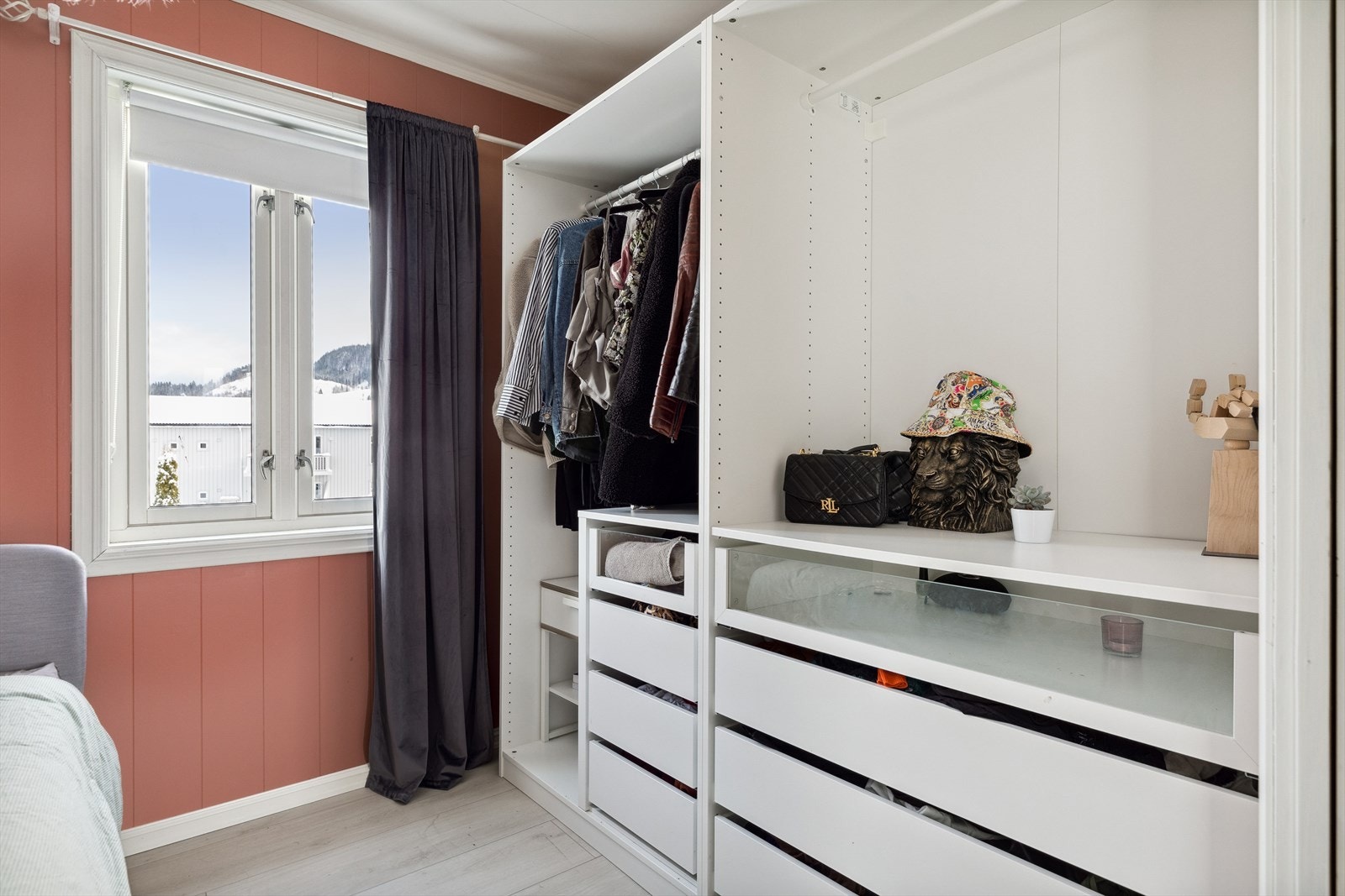 Leiligheten har for øvrig lagringsplass i en bod ved inngangspartiet. Galleribilde