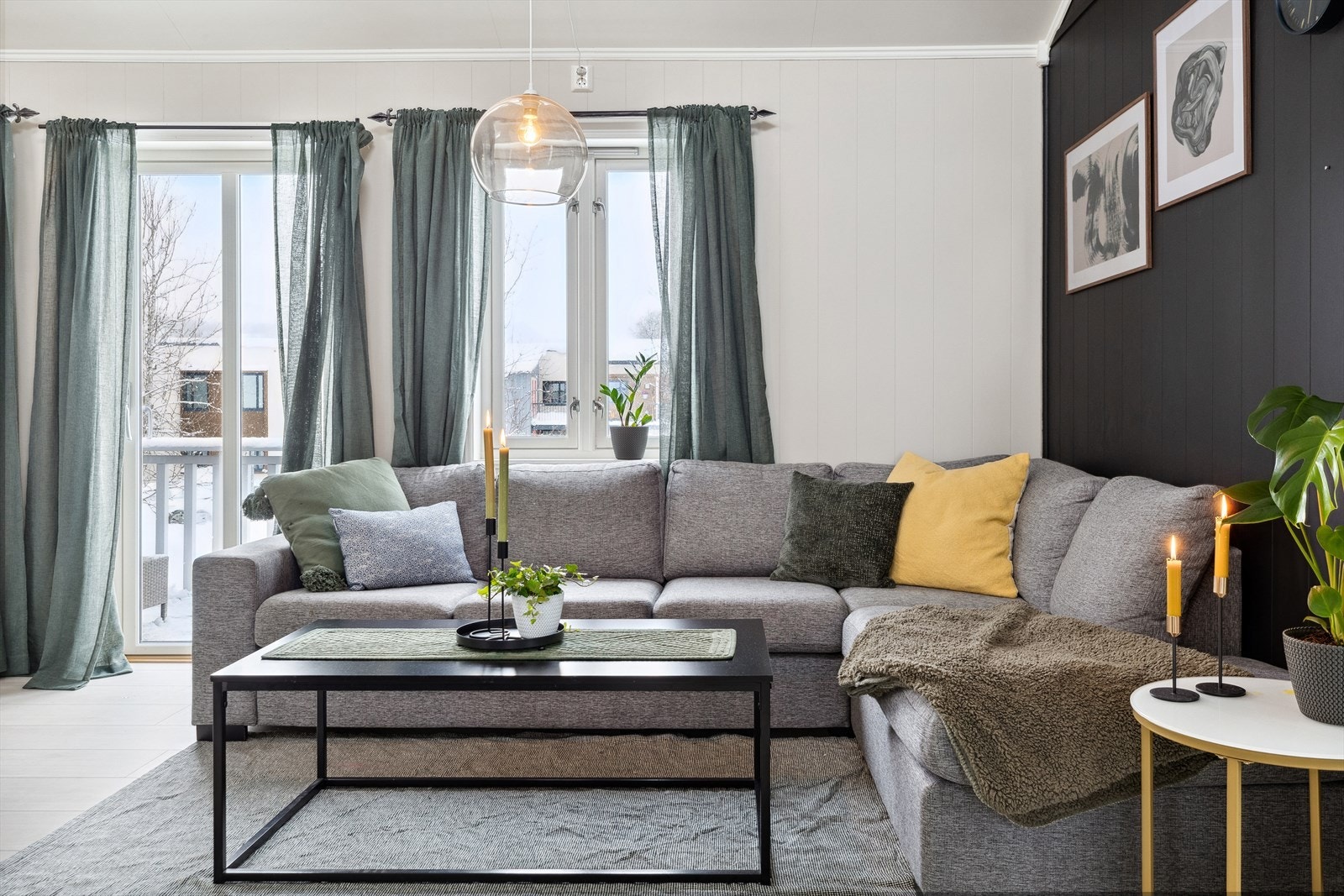 Leiligheten ligger kun få hundre meter fra sentrum som har dagligvarebutikk, frisør, restaurant og mer. Galleribilde