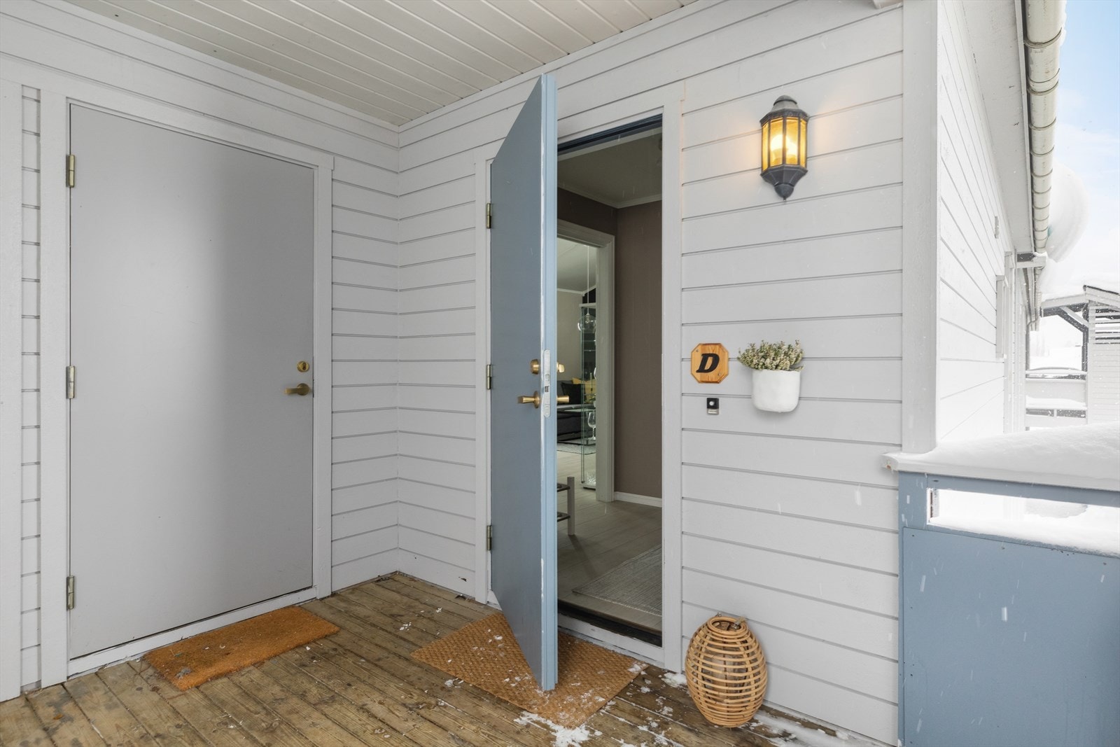 Fra bakkeplan er det overbygd trapp opp til innganspartiet som har overbygg og belysning, samt dør inn til bod og entré. Galleribilde