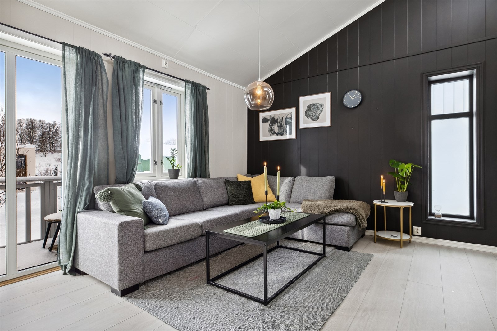 Kjøkkenet ligger i åpen løsning med stuen, slik at det er plass til spisebord i tillegg til sofamøblement. Galleribilde