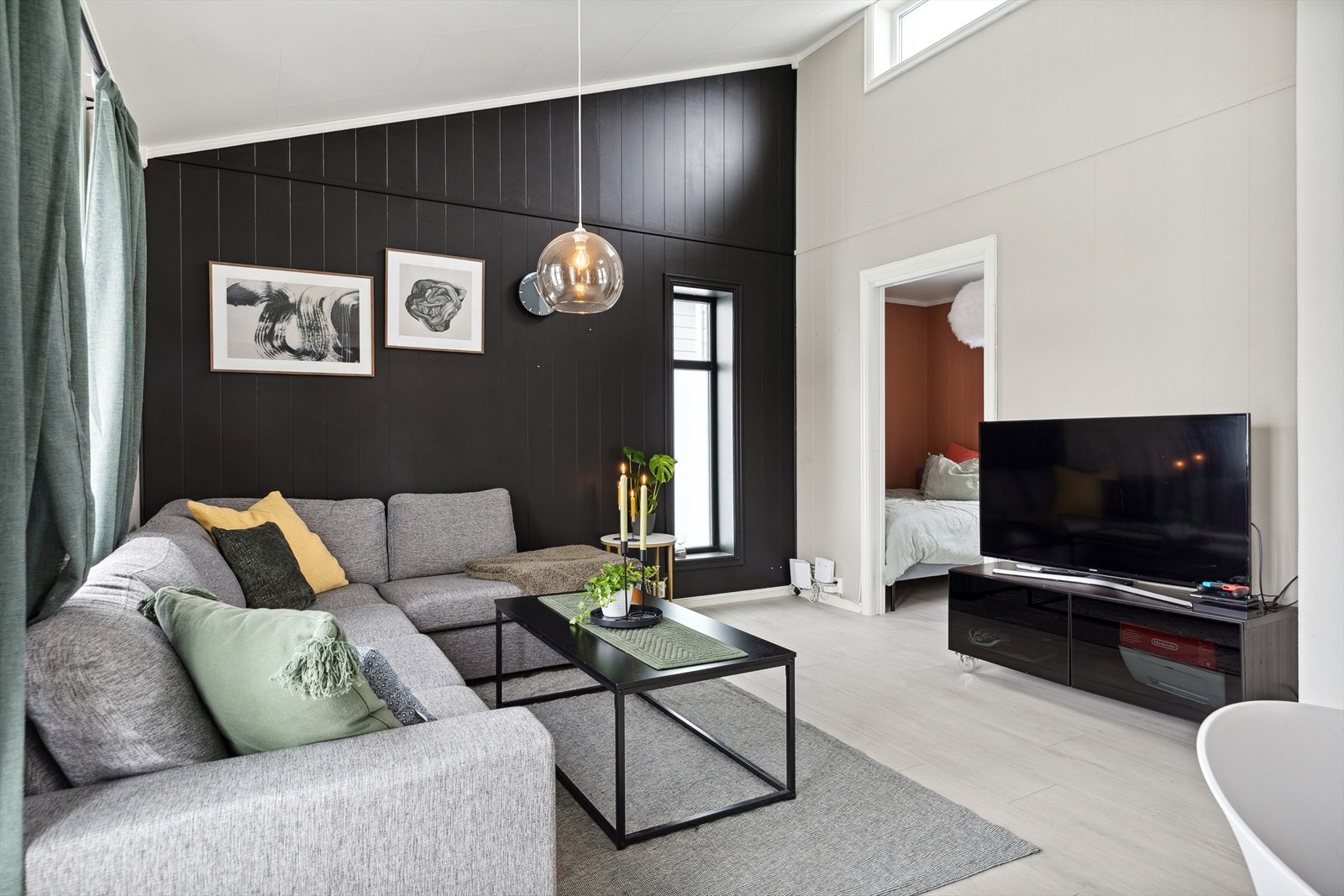 Fannrem har et godt kollektivtilbud med buss, og nærmeste bussholdeplass er Kvamslia som ligger ca. 350 meter unna. Galleribilde