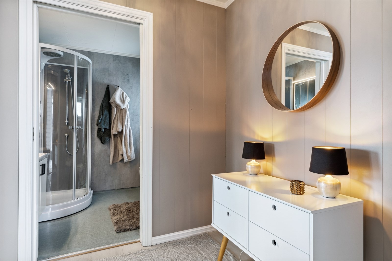 Entreen har klesoppheng, og det er plass til både skohylle og garderobeskap. Galleribilde