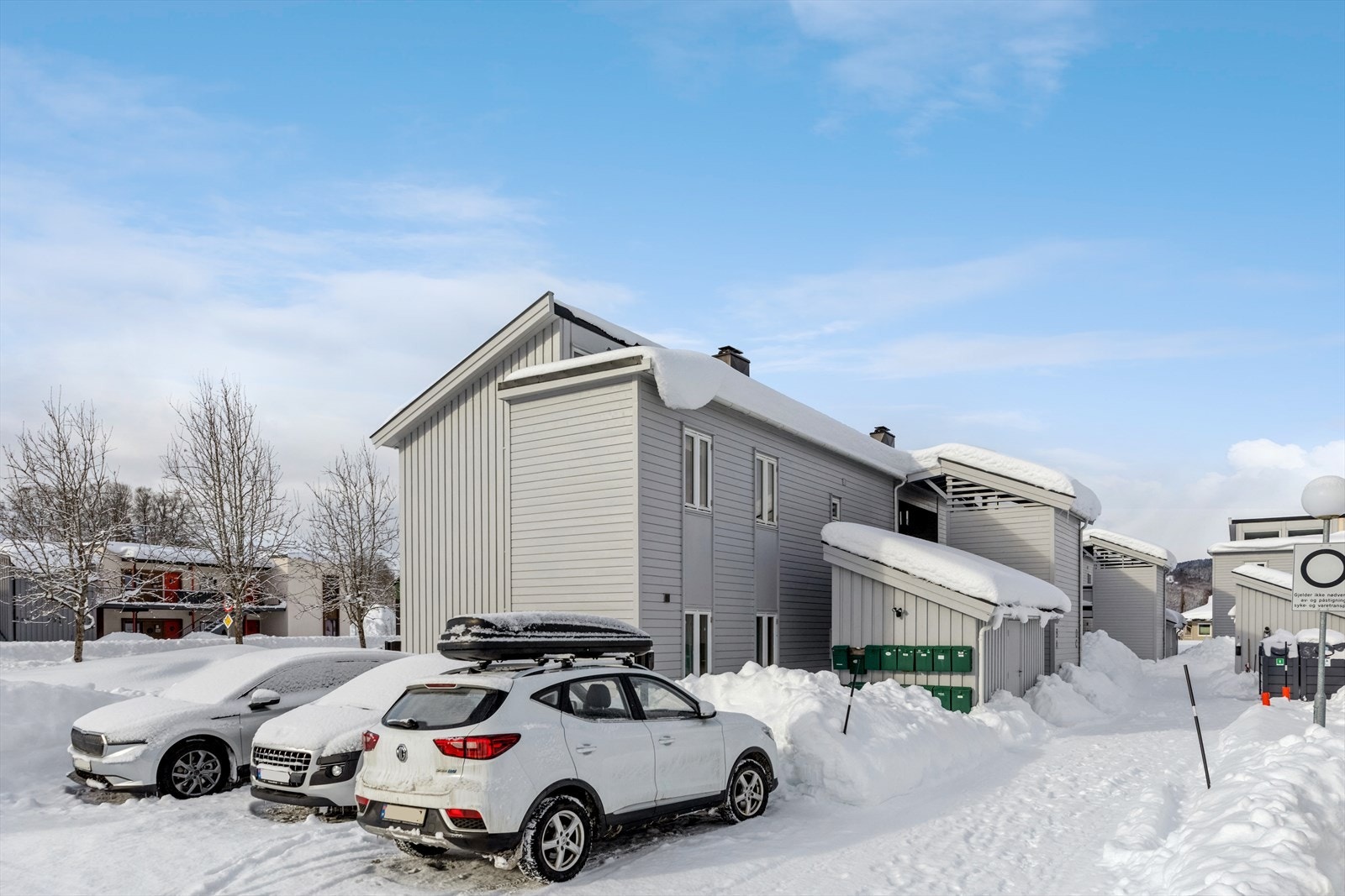 Det er mulig å parkere på felles parkeringsplass, og øvrig parkering er etter områdets gjeldende bestemmelser. Galleribilde