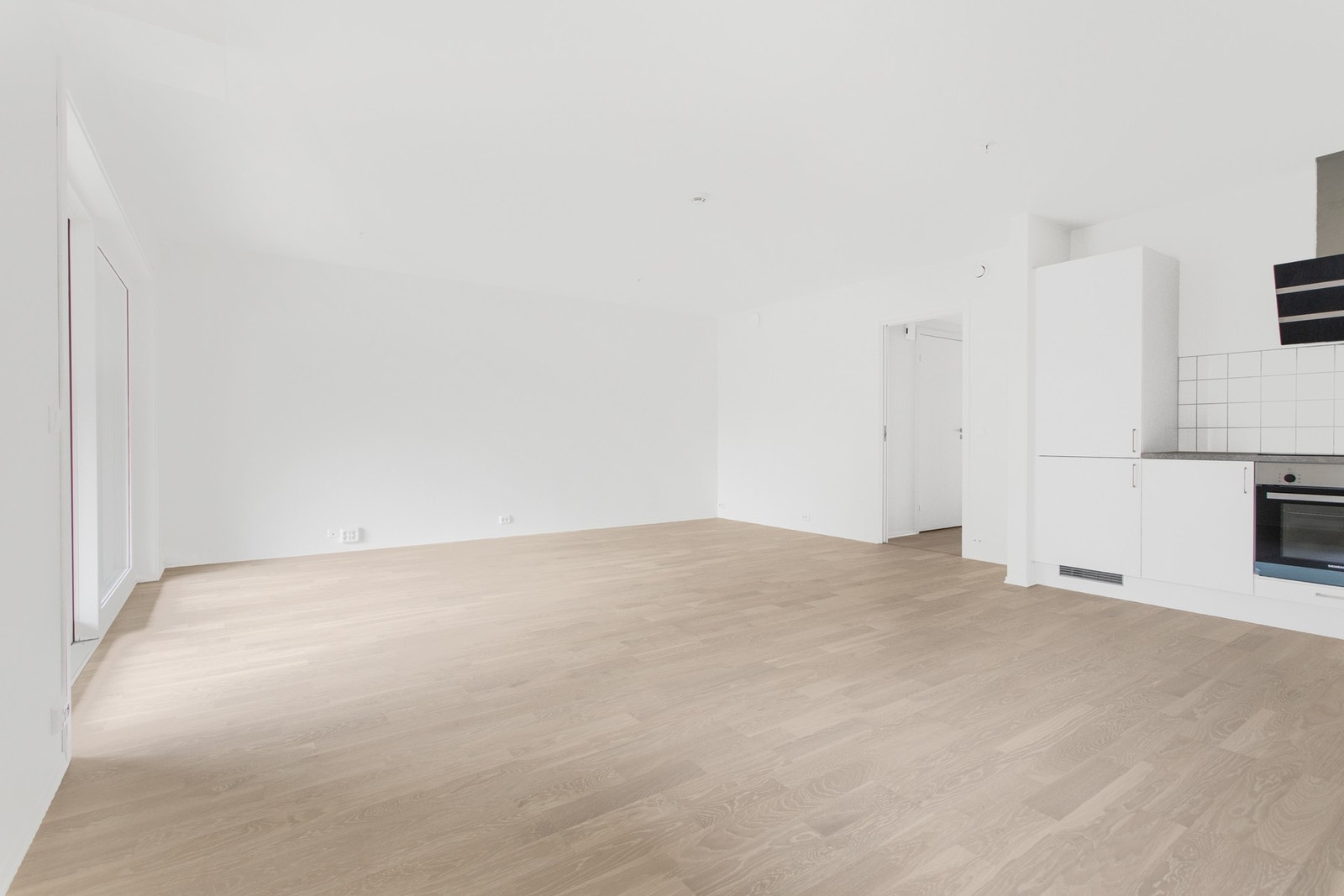 Romslig stue som har god plass til sofa og spisestue. Galleribilde