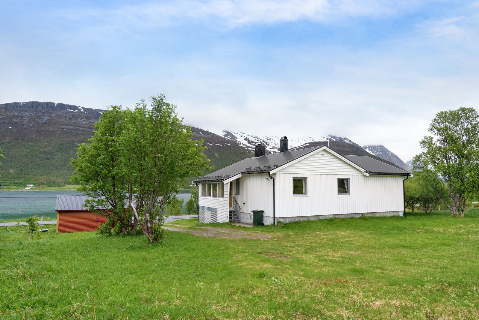 Velkommen til Nygårdstranda 98! Enebolig med garasje, naust og tomt på 11906 kvm. Galleribilde