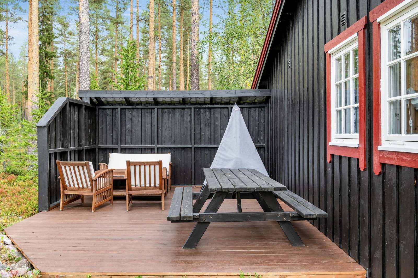 Koselig platting med delvis takoverbygg. Perfekt for sene kvelder Galleribilde