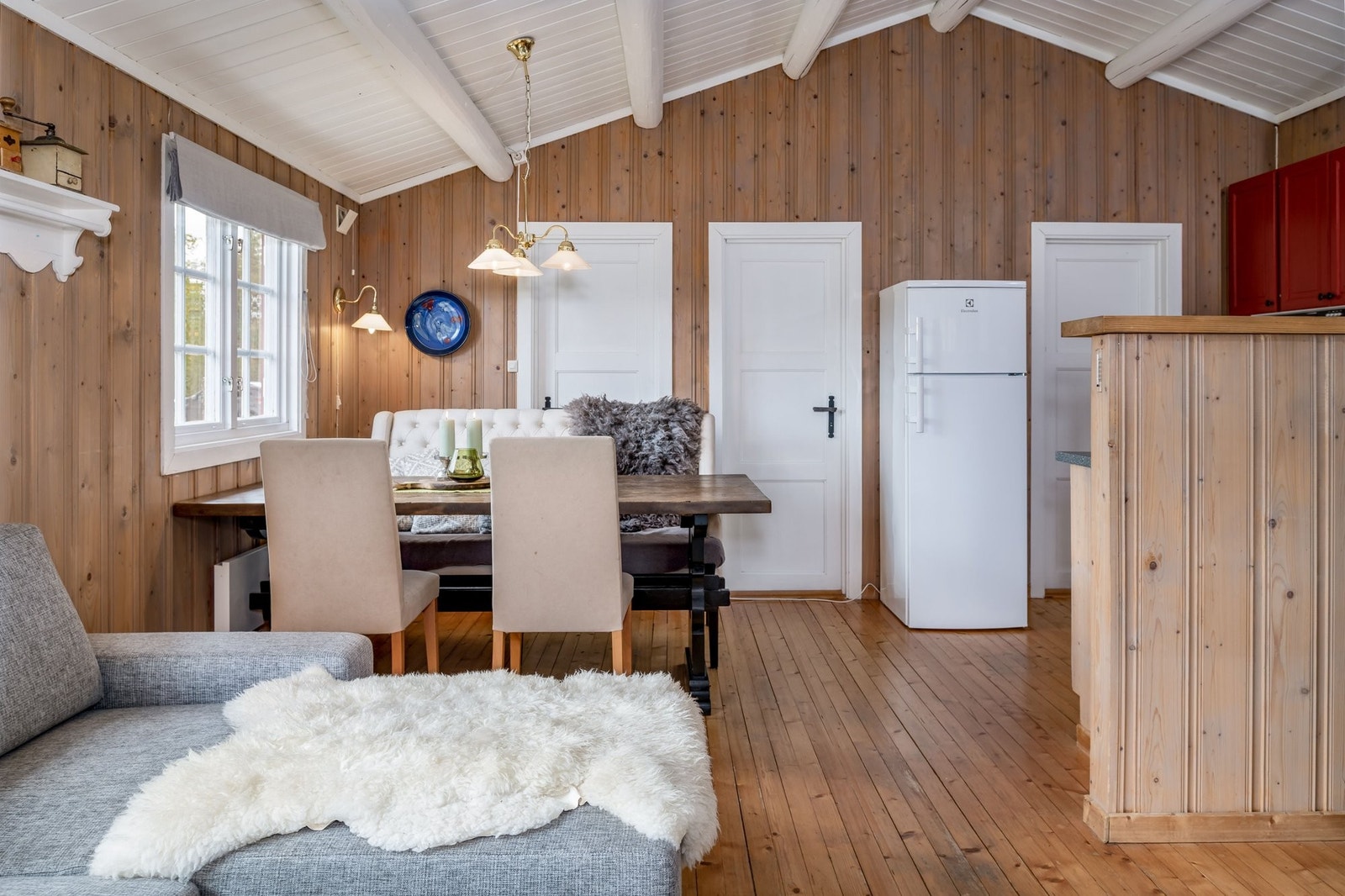 God plass til spisestue med umiddelbar nærhet til kjøkkenet Galleribilde