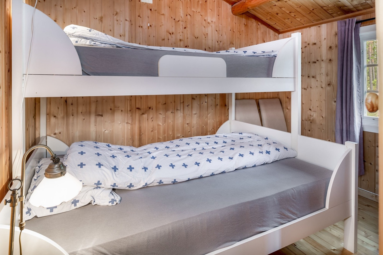 Soverom 3 med familiekøye og tre klesskap (høyskap) med hyller Galleribilde