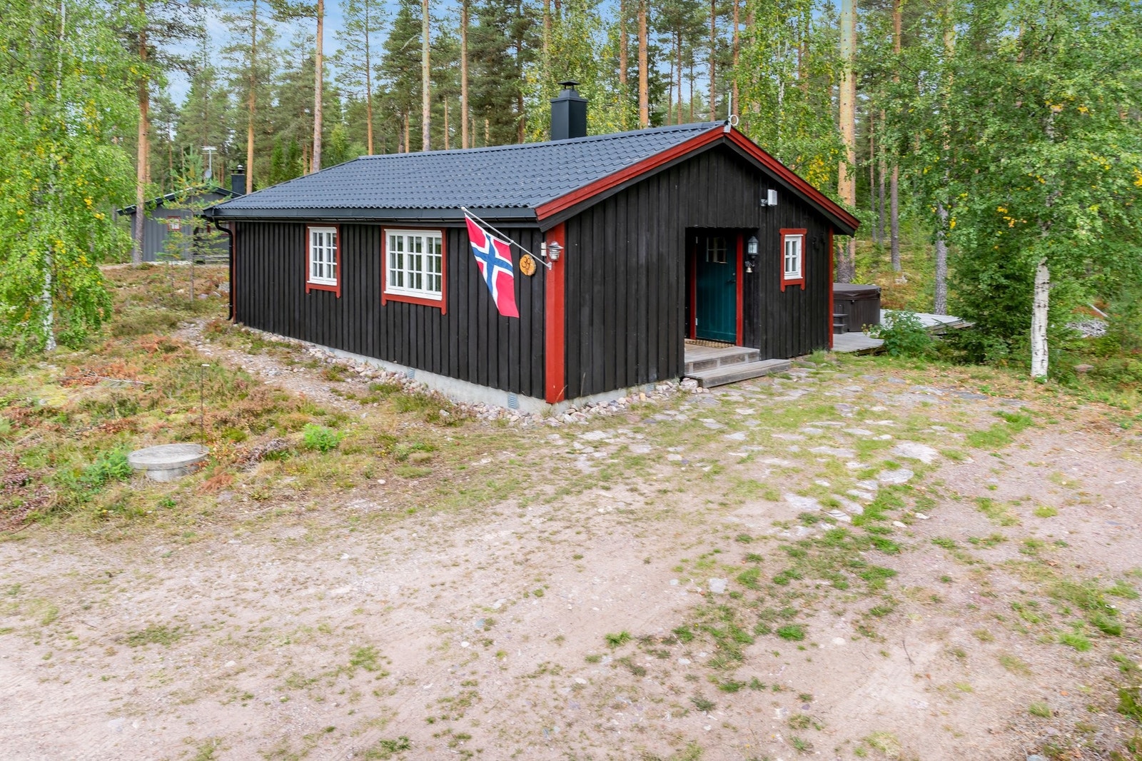 Stor parkeringsplass foran hytta Galleribilde