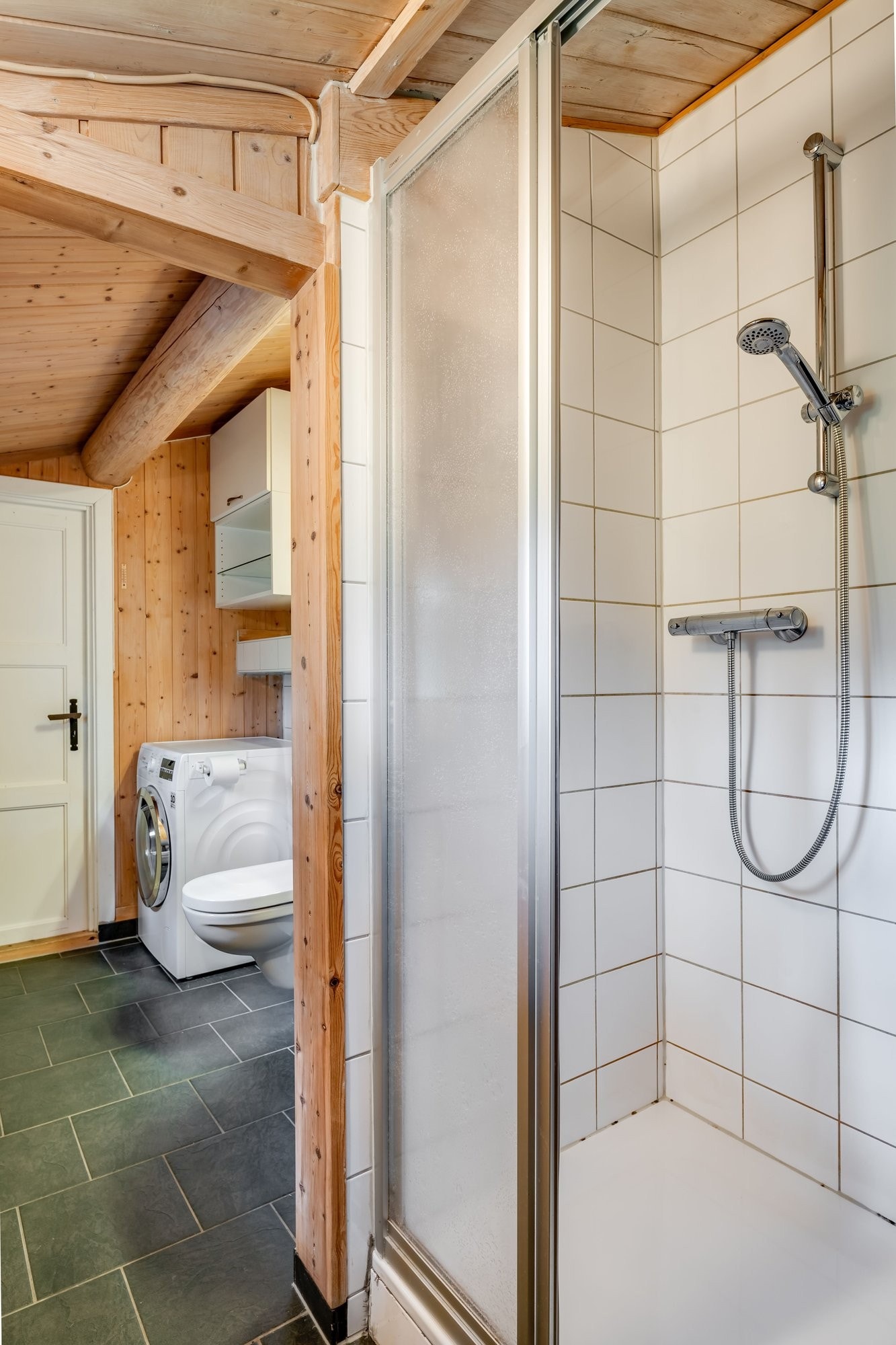 Dusjhjørne med veggfliser, kabinettgulv og dører Galleribilde