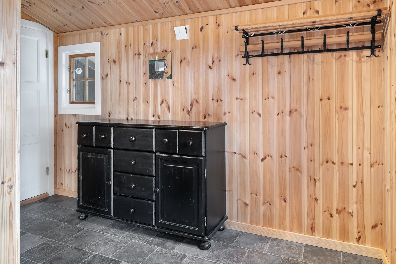 Stor romslig gang/entre med god plass til klær og sko. Panel, linoleum, varmekabler. Galleribilde