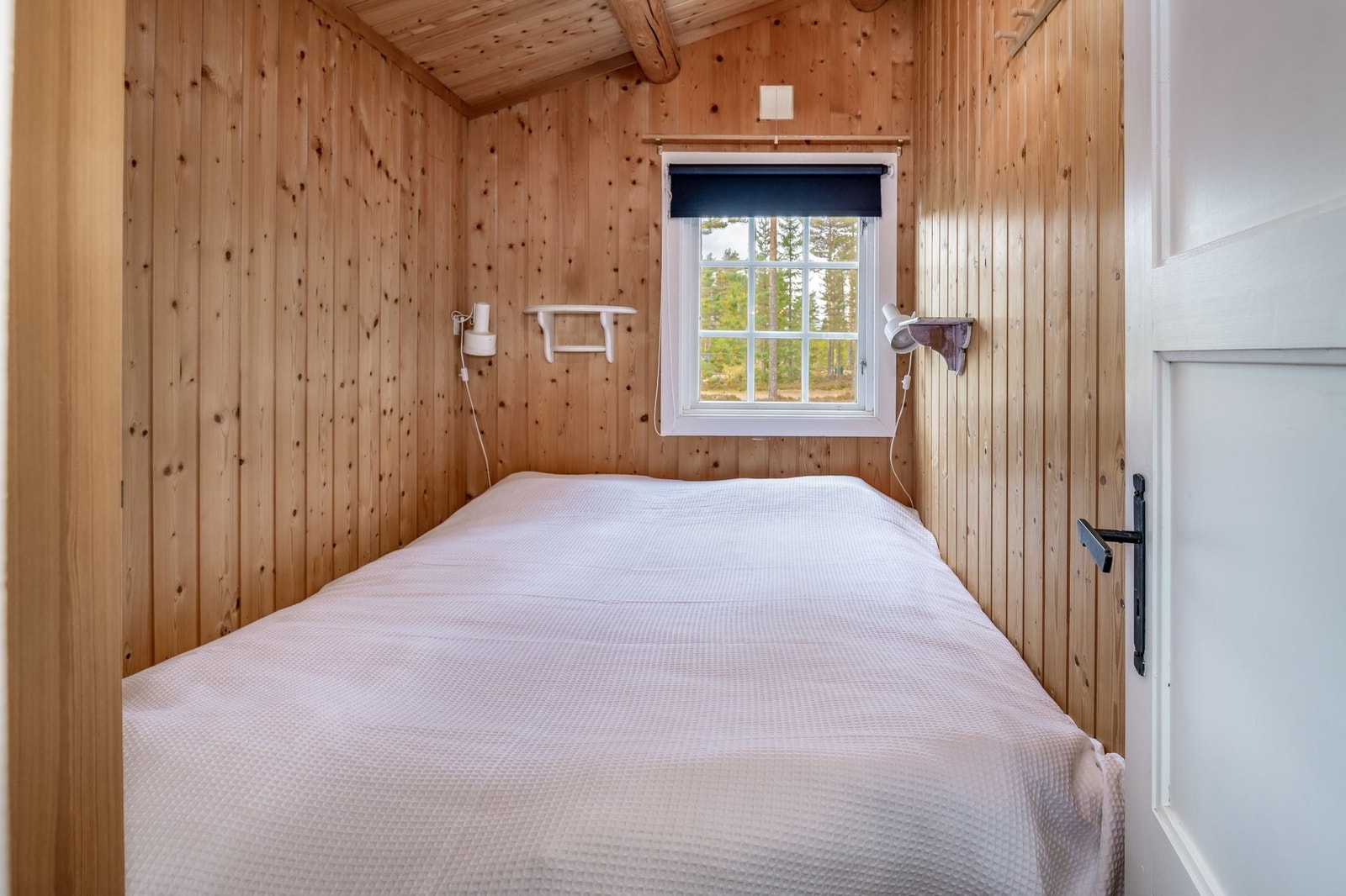 Soverom 1 med plassbygd stor dobbelt seng og klesskap (høyskap) med hyller Galleribilde