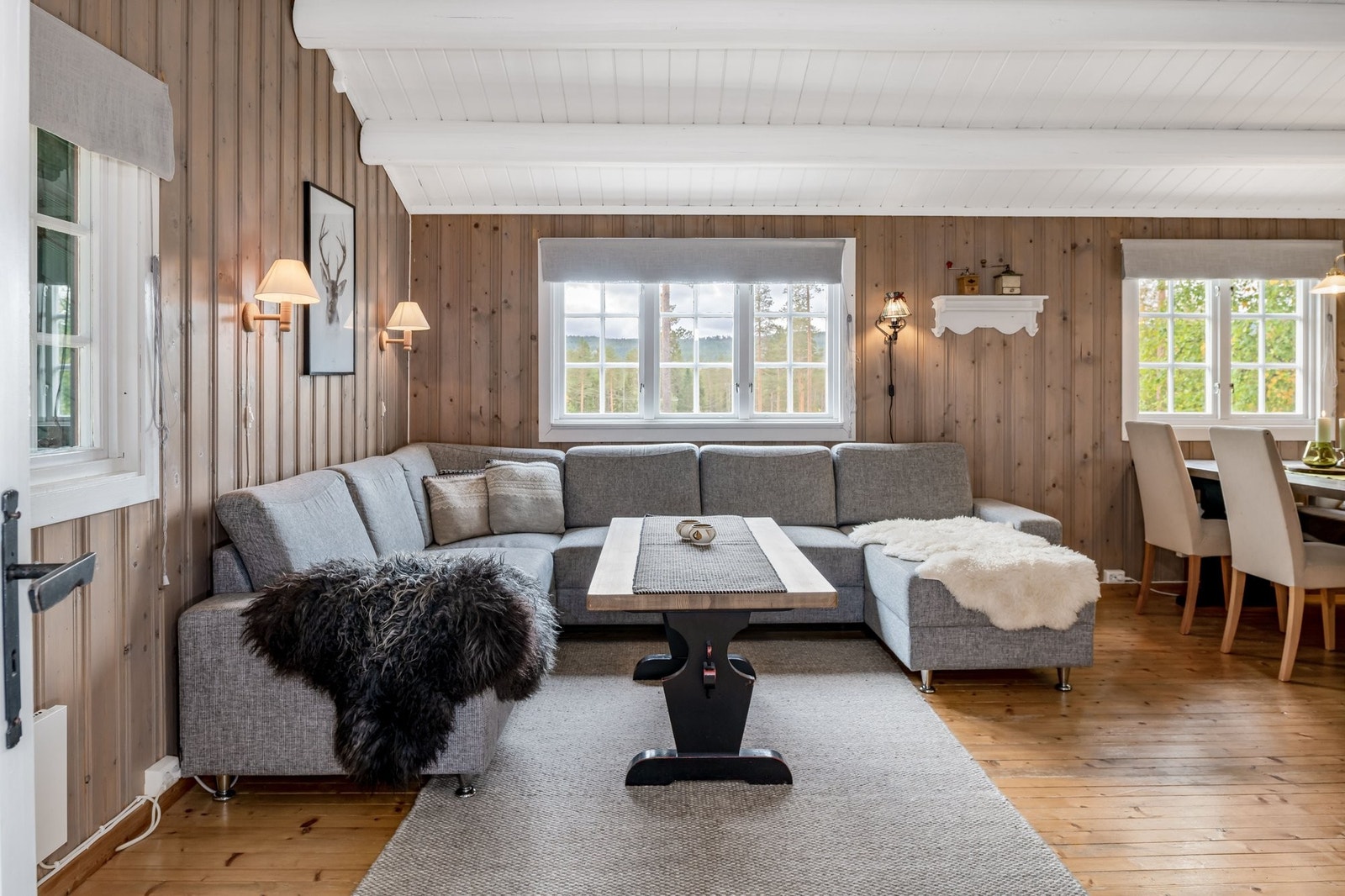 Stue og kjøkken i åpen løsning Galleribilde