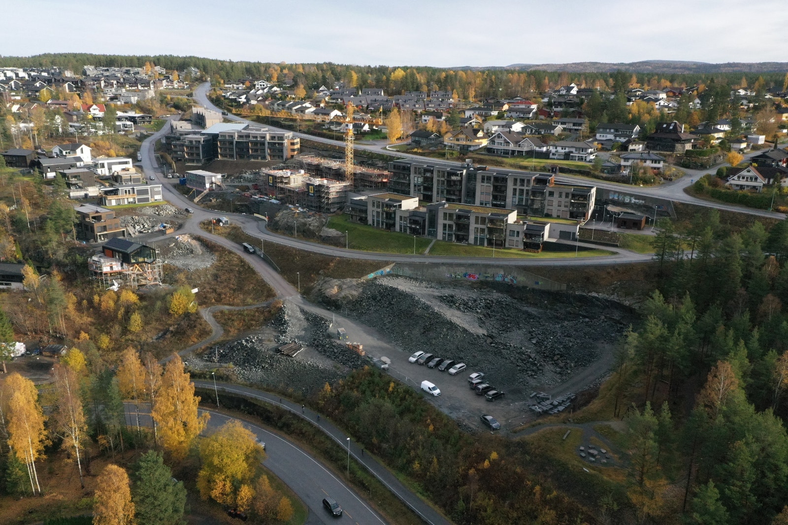 Meget barnevennlig med store grøntarealer og flere lekeplasser som fellesareal for tomtene. Kort avstand til skole, barnehage, dagligvarebutikk og idrettsanlegg. Galleribilde