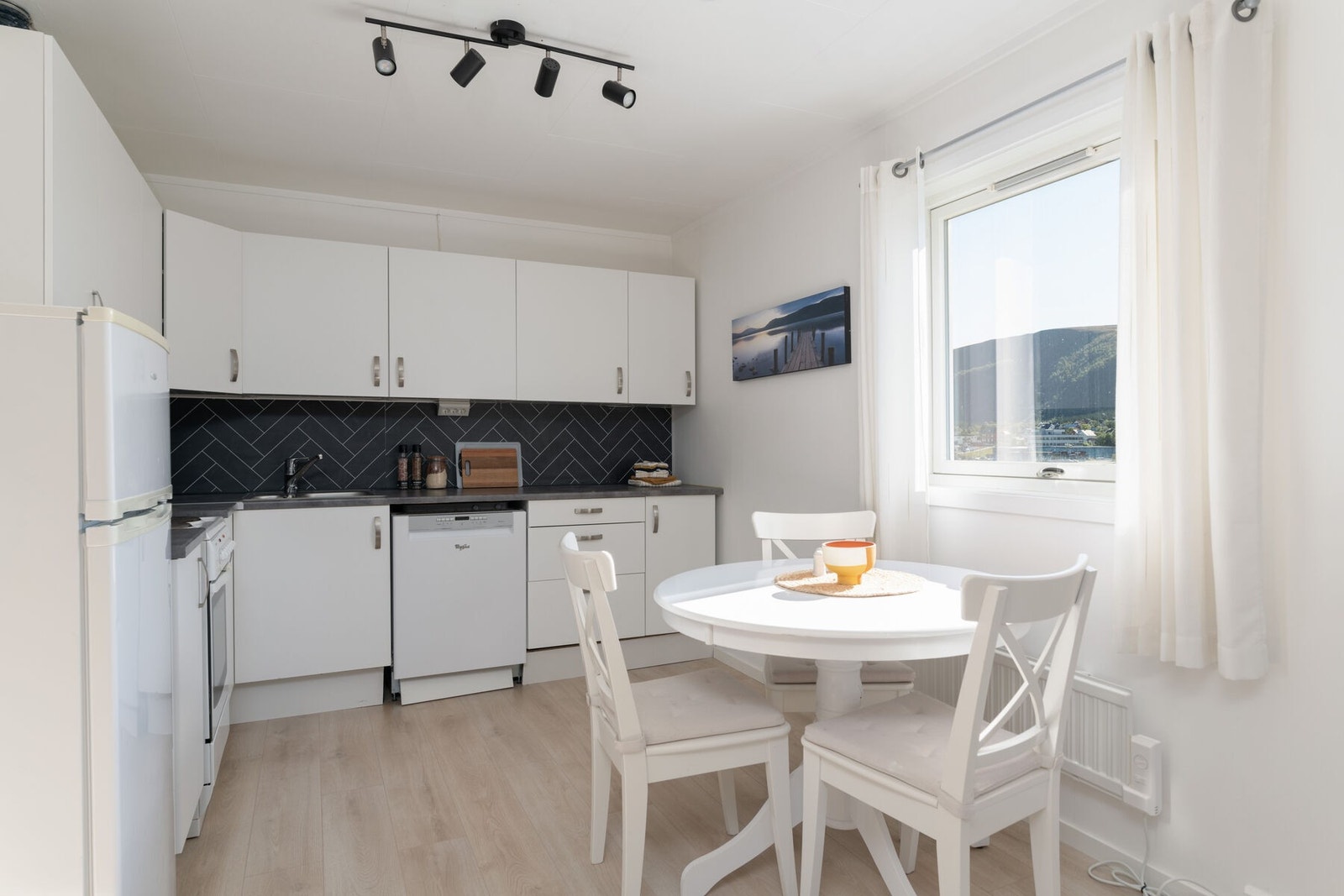 Plass for spisebord foran vinduet Galleribilde