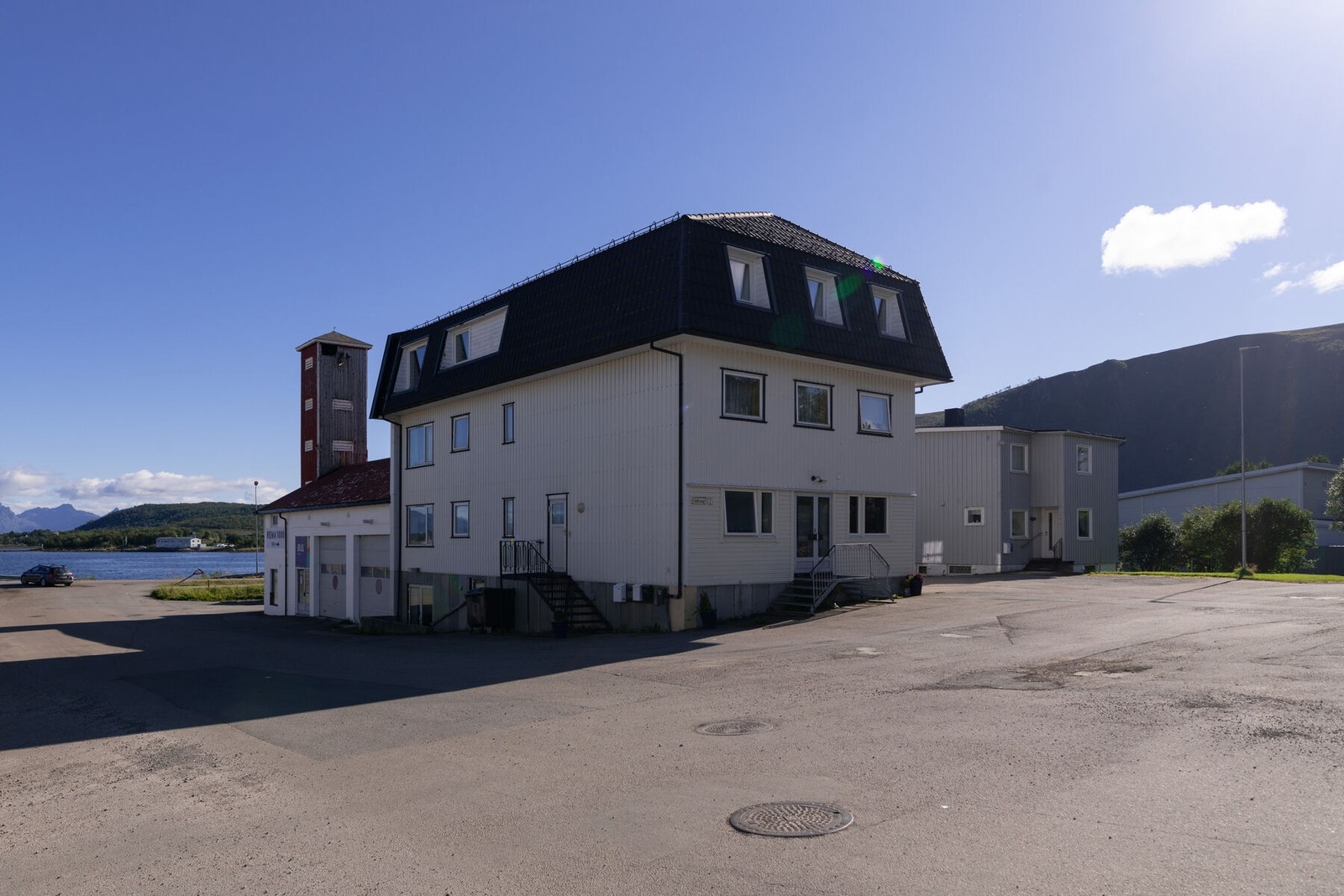 Vinduene på soverommene og i stuen vender ut mot Rådhusgata Galleribilde