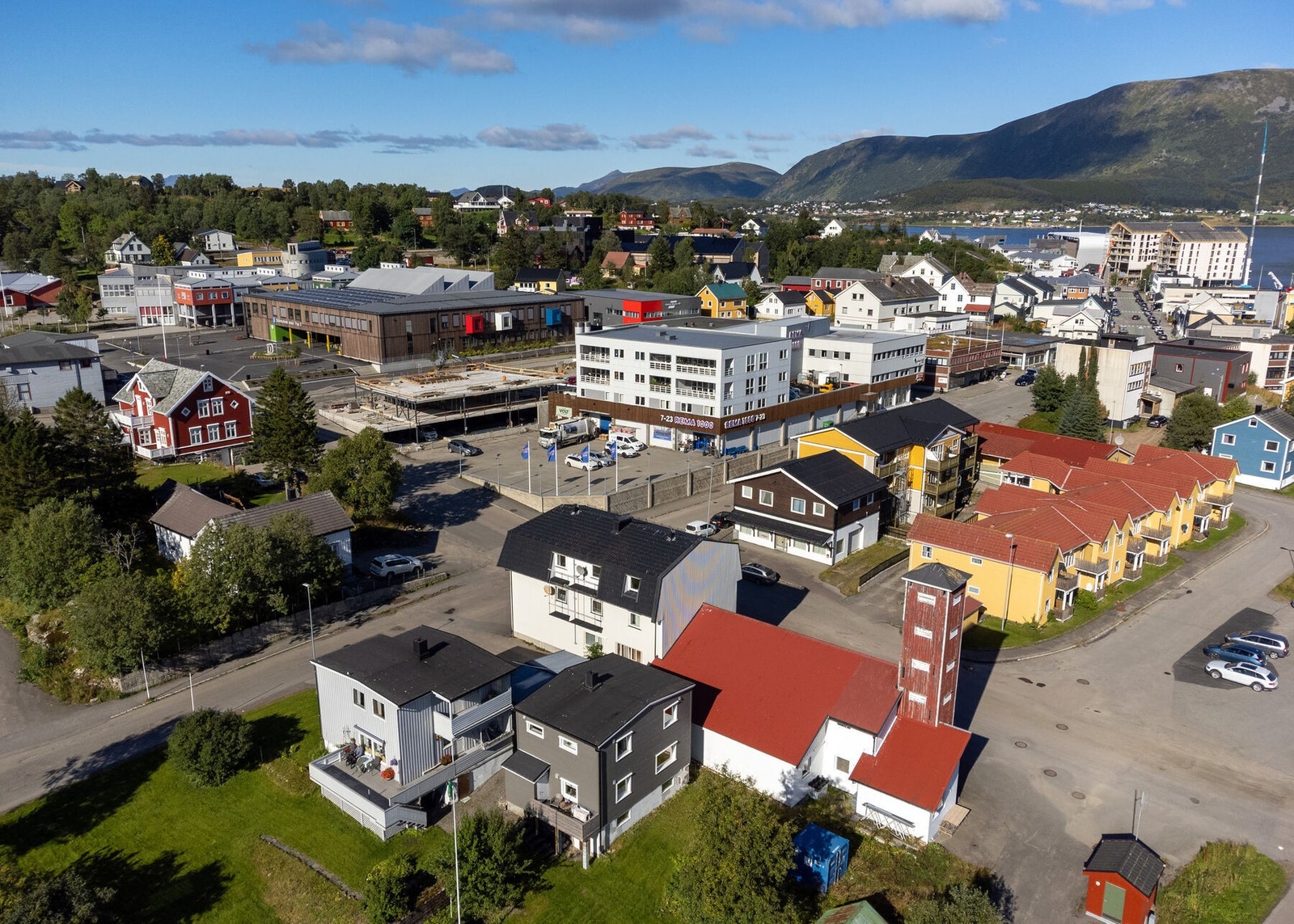 Leiligheten er sentralt plassert i sentrum, med alle fasiliteter som butikker, lege, apotek, skoler, barnehage mm. i umiddelbar nærhet Galleribilde