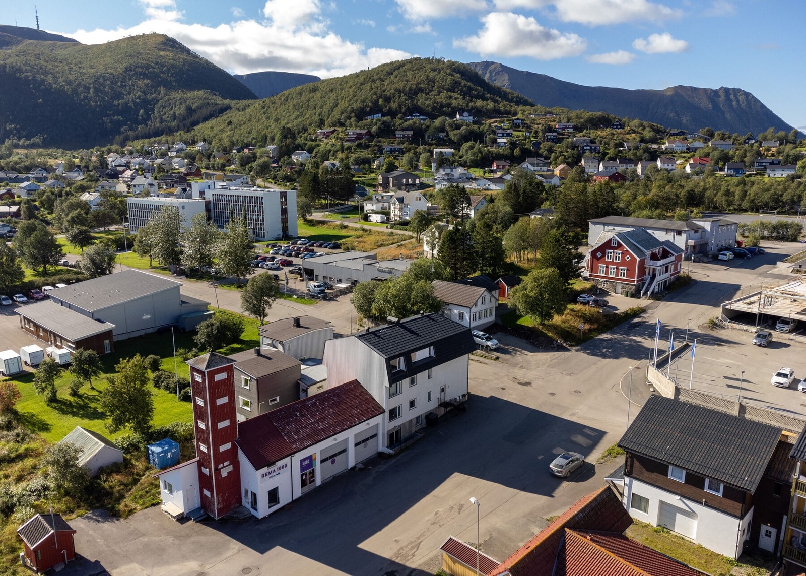 Rådhuset ligger like ved, og det er også kort vei til marka med fine turområder Galleribilde