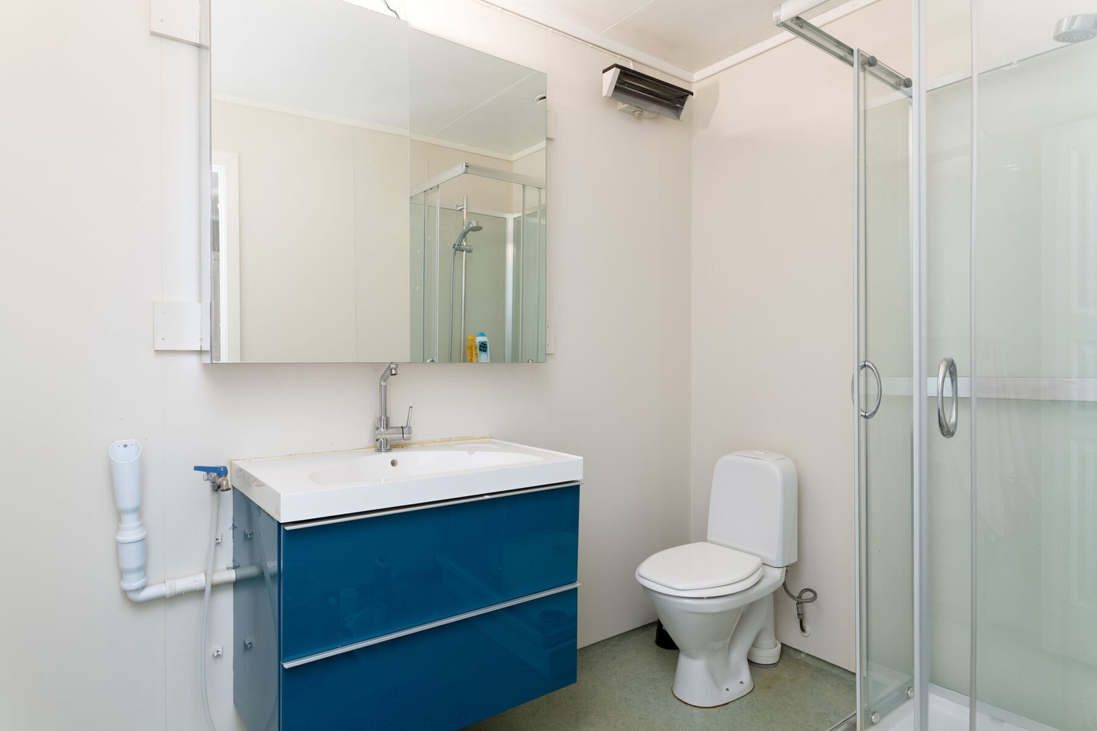 Badet er fra ca.1987. Det er i 2022 malt og har fått ny innredning. Her er det også plass for vaskemaskin. Galleribilde