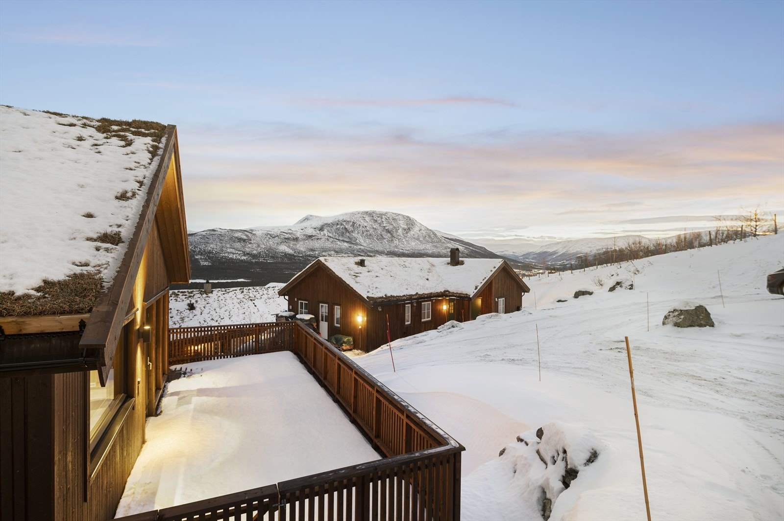 Verandaen i front av hytta er på ca. 26 kvm. Her får du flott utsikt og gode solforhold. Galleribilde