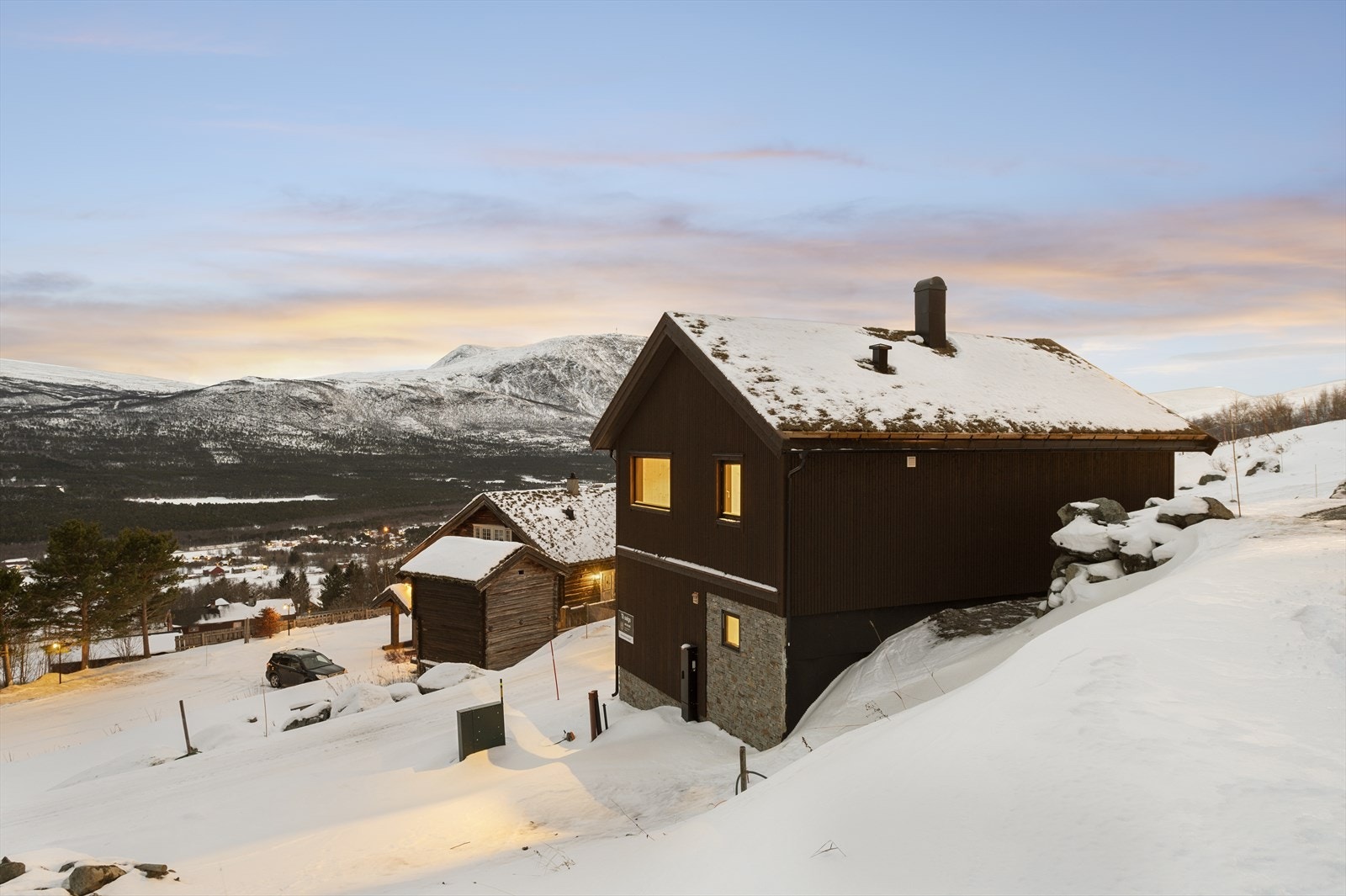 Her kan du bli den nye eieren av en nyoppført hytte fra 2022 med en særdeles attraktiv beliggenhet i Stølen. Galleribilde