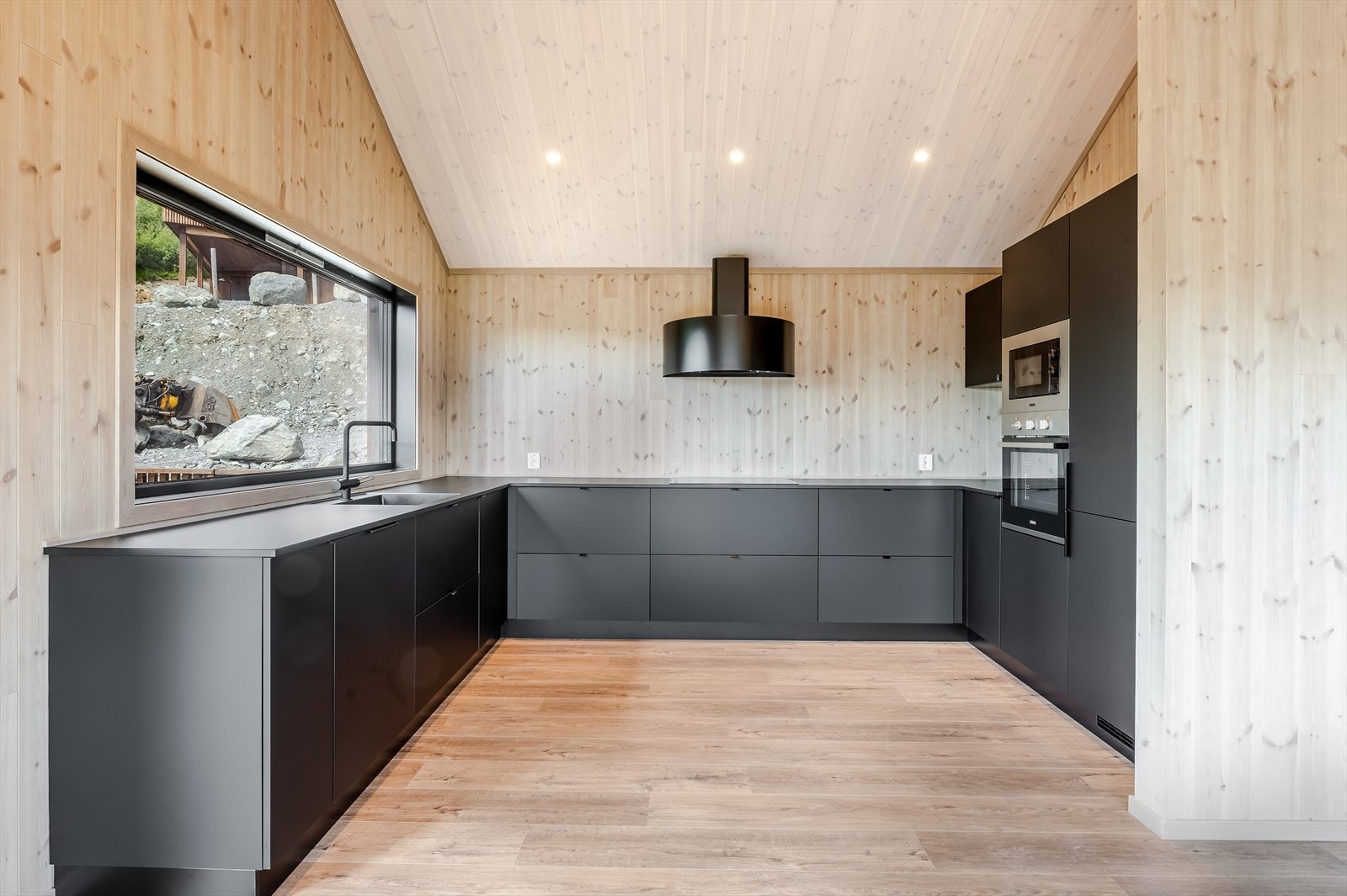 Kjøkkenet er levert fra KVIK og holder en svært pen standard. Galleribilde