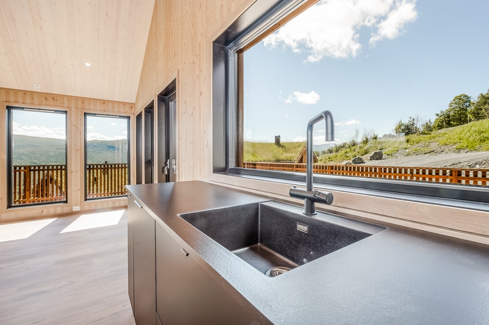 Fra kjøkkenbenken har du flott utsikt mot bakken og skianlegget. Galleribilde