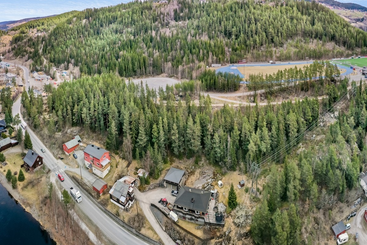 Tomta ligger i hellende terreng med fin utsikt til Fagernes sentrum, Neselva og Fodnes. Galleribilde